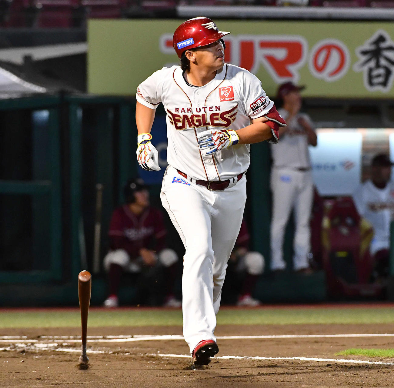 楽天対ソフトバンク　1回裏楽天2死一塁、浅村は中越え適時二塁打を放つ（撮影・岩下翔太）