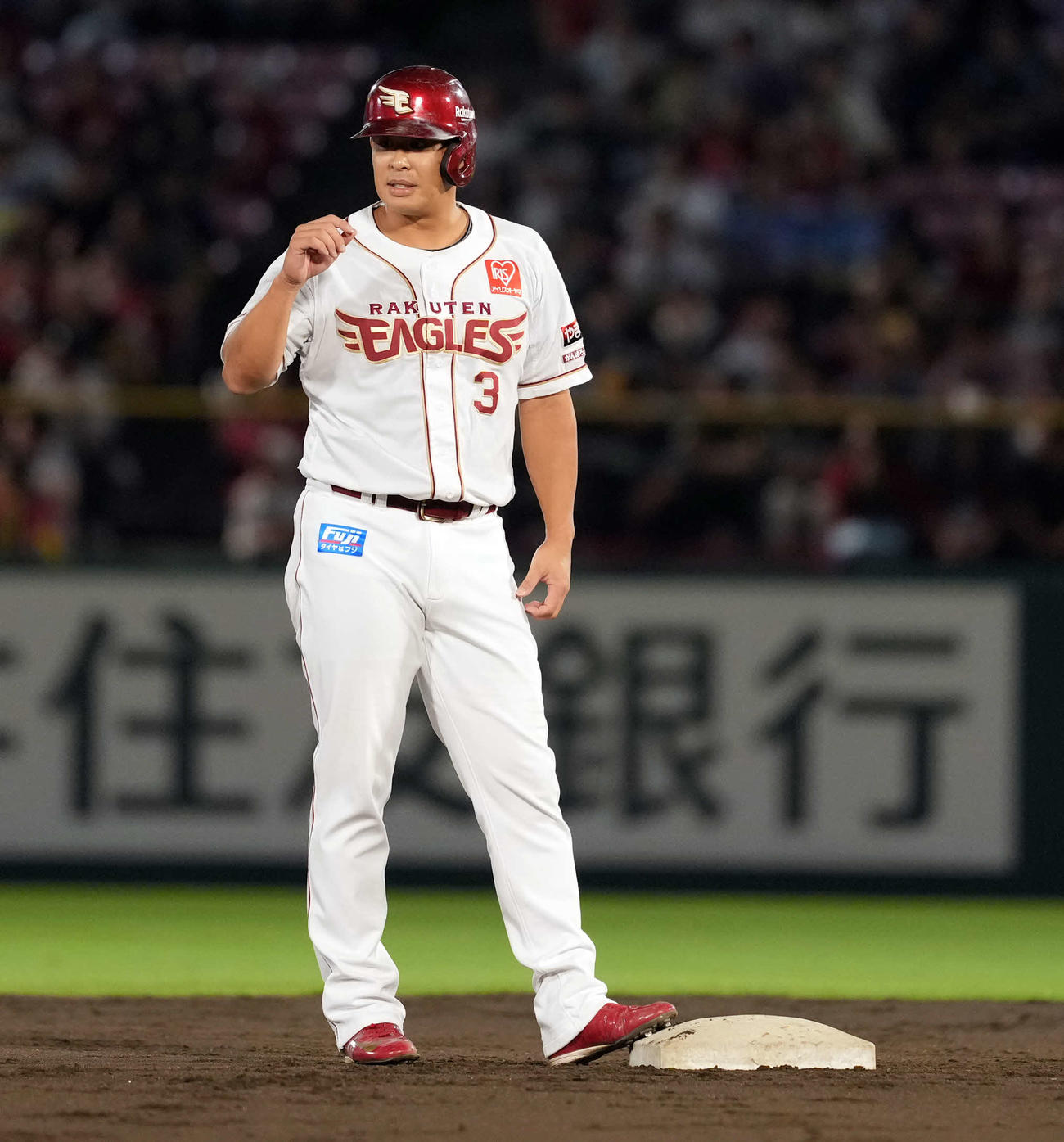 楽天対ソフトバンク　1回裏楽天2死一塁、フェンス直撃の中越え適時二塁打を放った浅村（撮影・たえ見朱実）