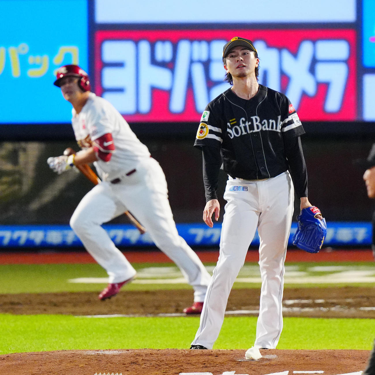 楽天対ソフトバンク　1回裏楽天2死一塁、浅村（後方）に適時二塁打を許す上沢（撮影・垰建太）