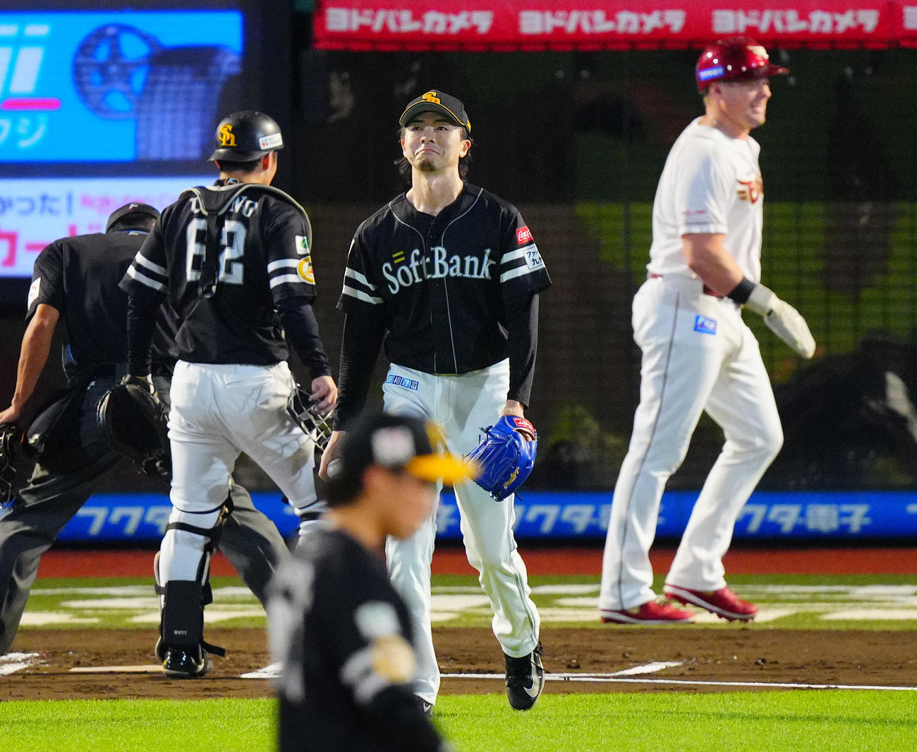 楽天対ソフトバンク　1回裏楽天2死一塁、浅村に適時二塁打を許し苦笑いの上沢（撮影・垰建太）