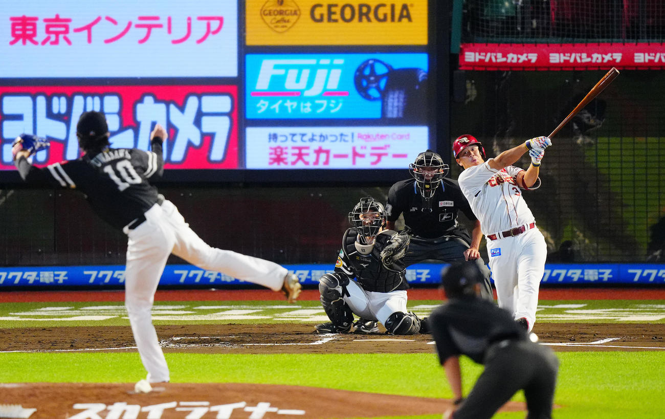 楽天対ソフトバンク　1回裏楽天2死一塁、通算350となる適時二塁打を放つ浅村。投手上沢（撮影・垰建太）