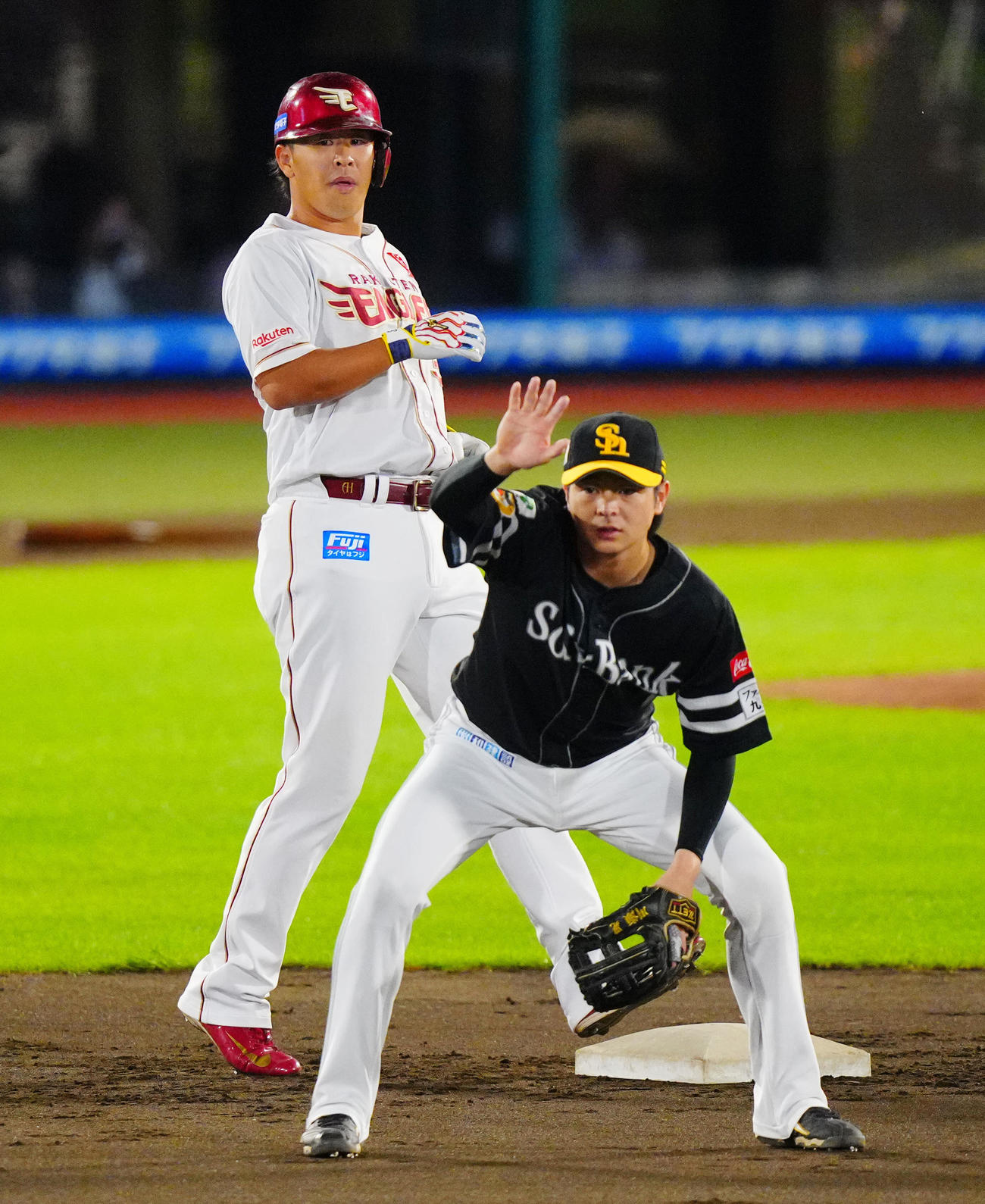 楽天対ソフトバンク　1回裏楽天2死一塁、通算350となる適時二塁打を放つ浅村（左）（撮影・垰建太）