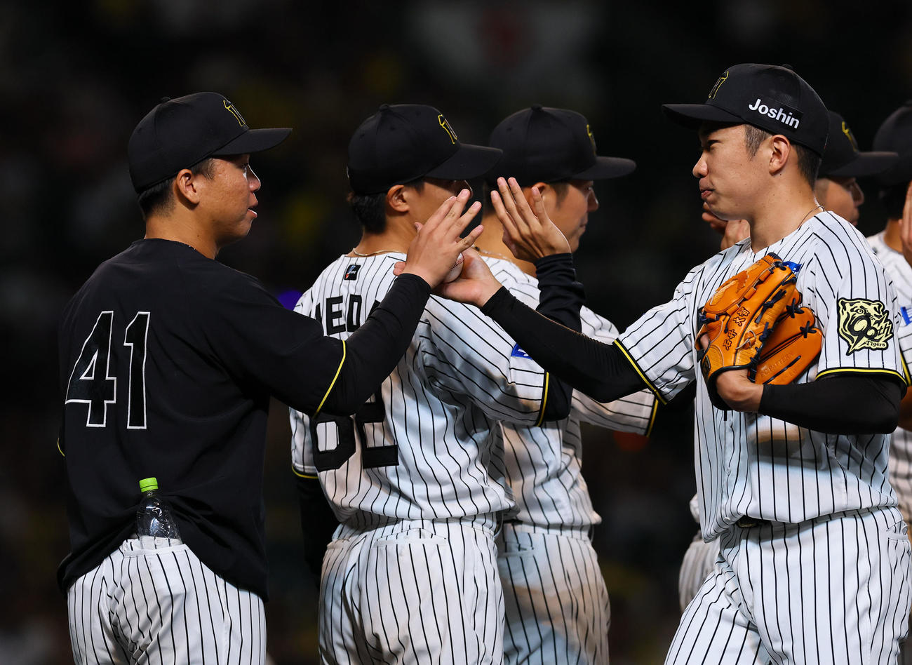 阪神対中日　中日に勝利し、ウイニングボールを村上（左）に渡す阪神石井（撮影・藤尾明華）