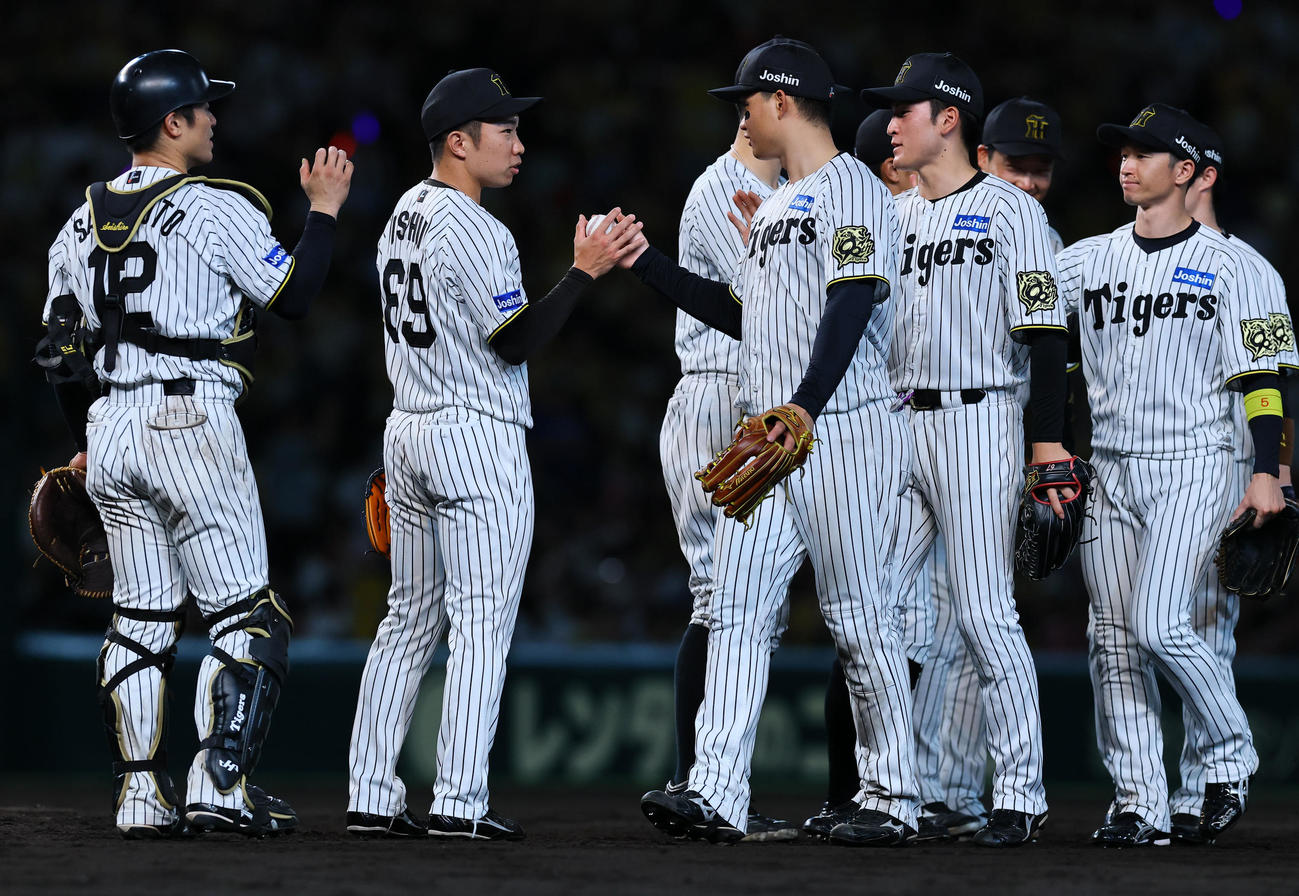 阪神対中日　9回を抑え、森下からウイニングボールを受け取る阪神石井（左から2人目）（撮影・藤尾明華）