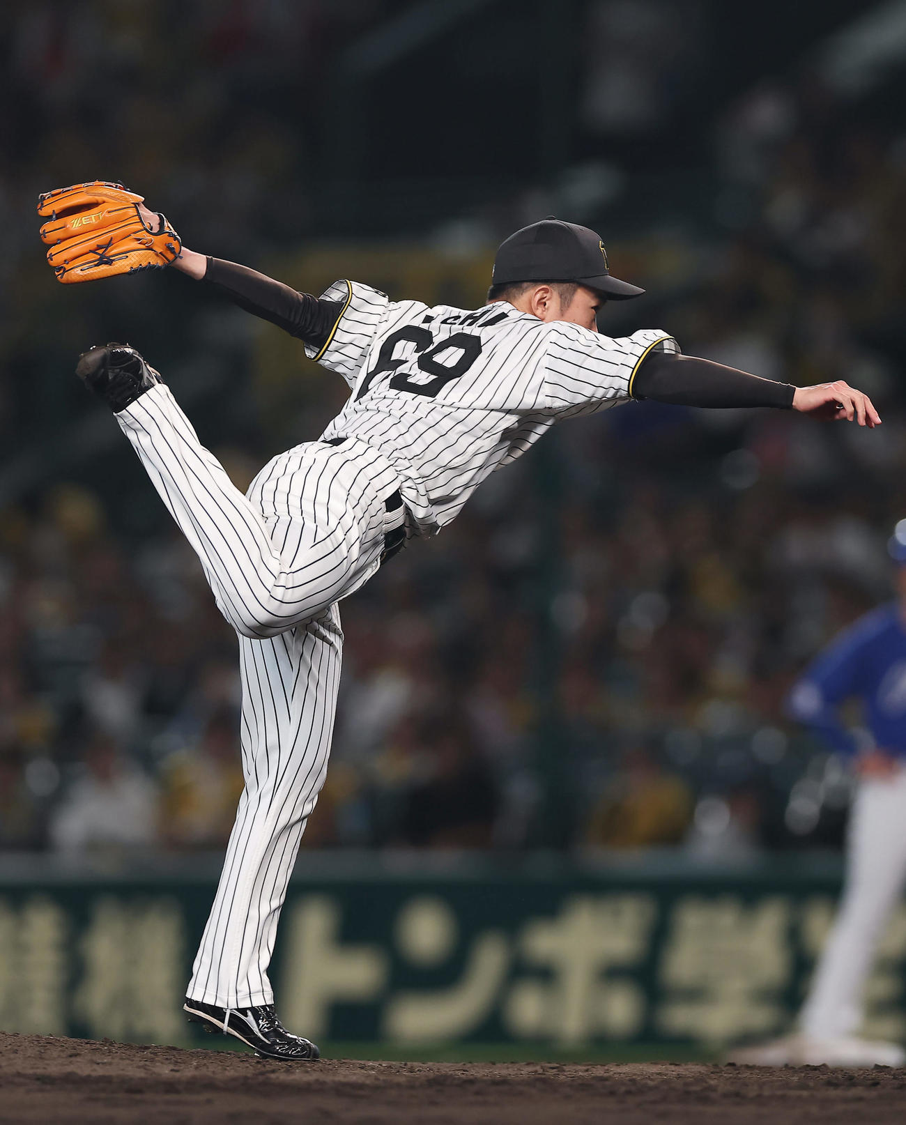 阪神対中日　阪神5番手の石井（撮影・前田充）