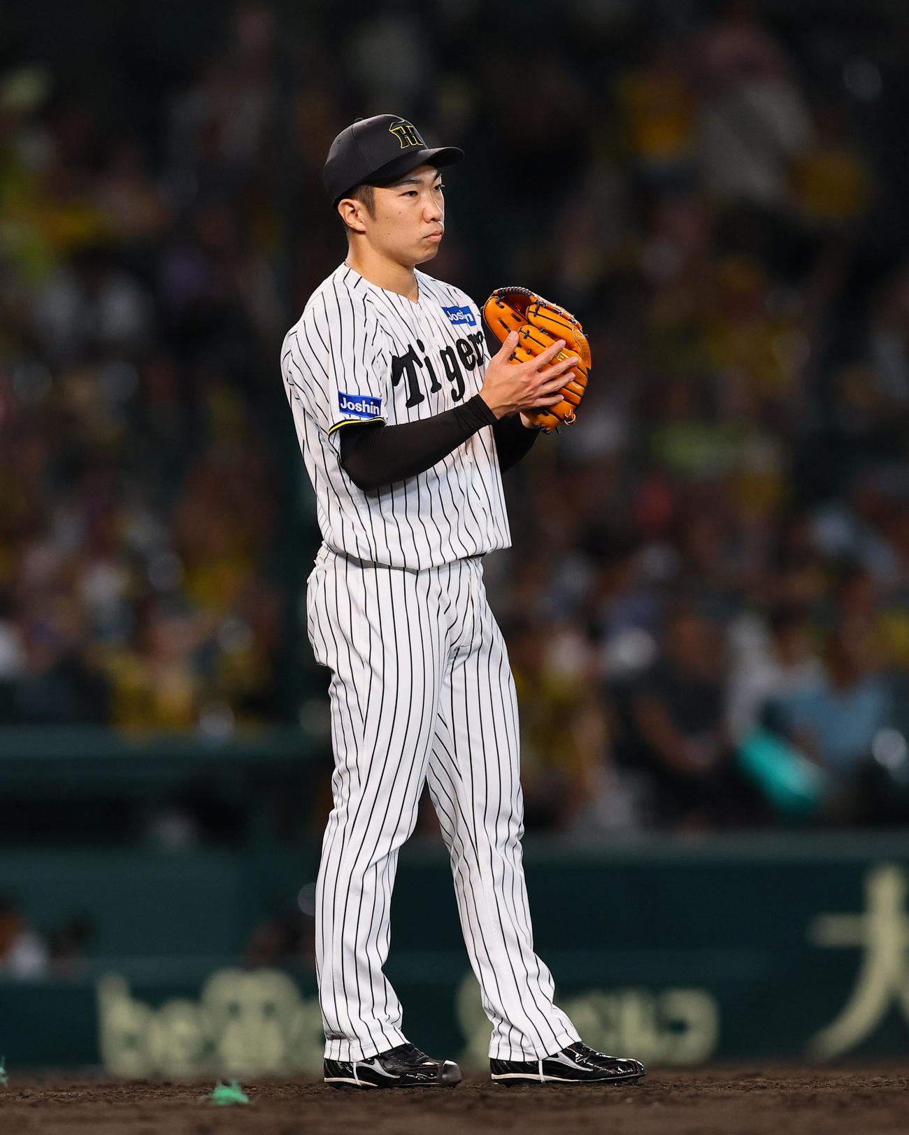 阪神対中日　9回を抑え、グラブを静かにたたく阪神石井（撮影・藤尾明華）