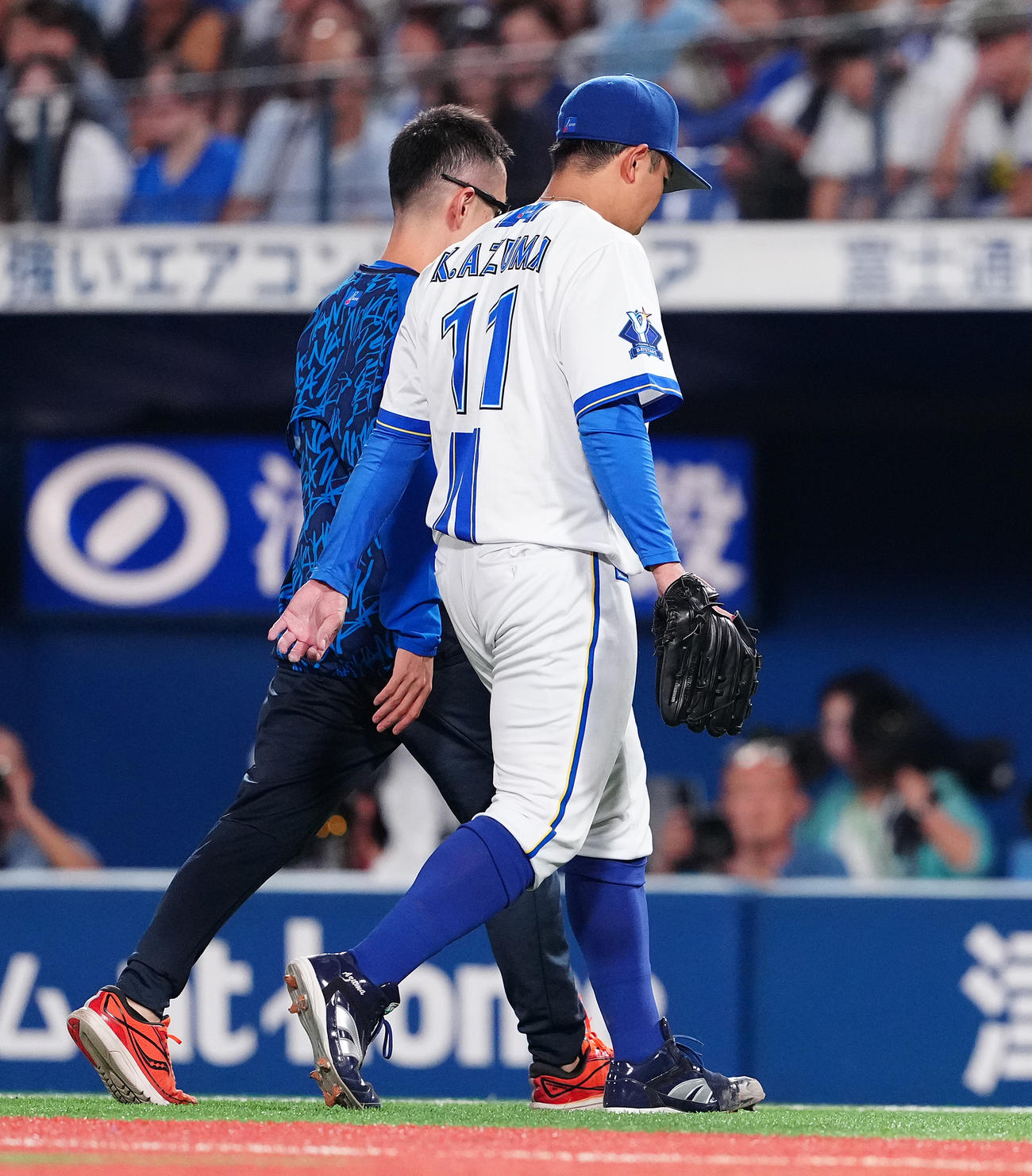 DeNA対巨人　6回表、治療のためベンチへ下がるDeNA先発東（右）。このまま降板となる（撮影・鈴木みどり）