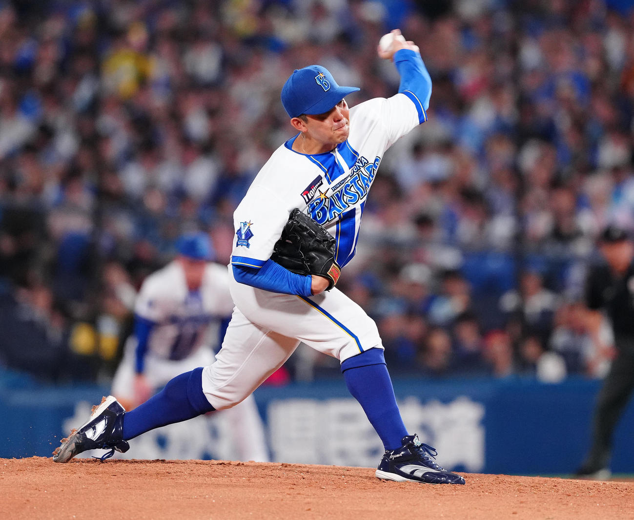DeNA対巨人　先発し力投するDeNA東（撮影・鈴木みどり）