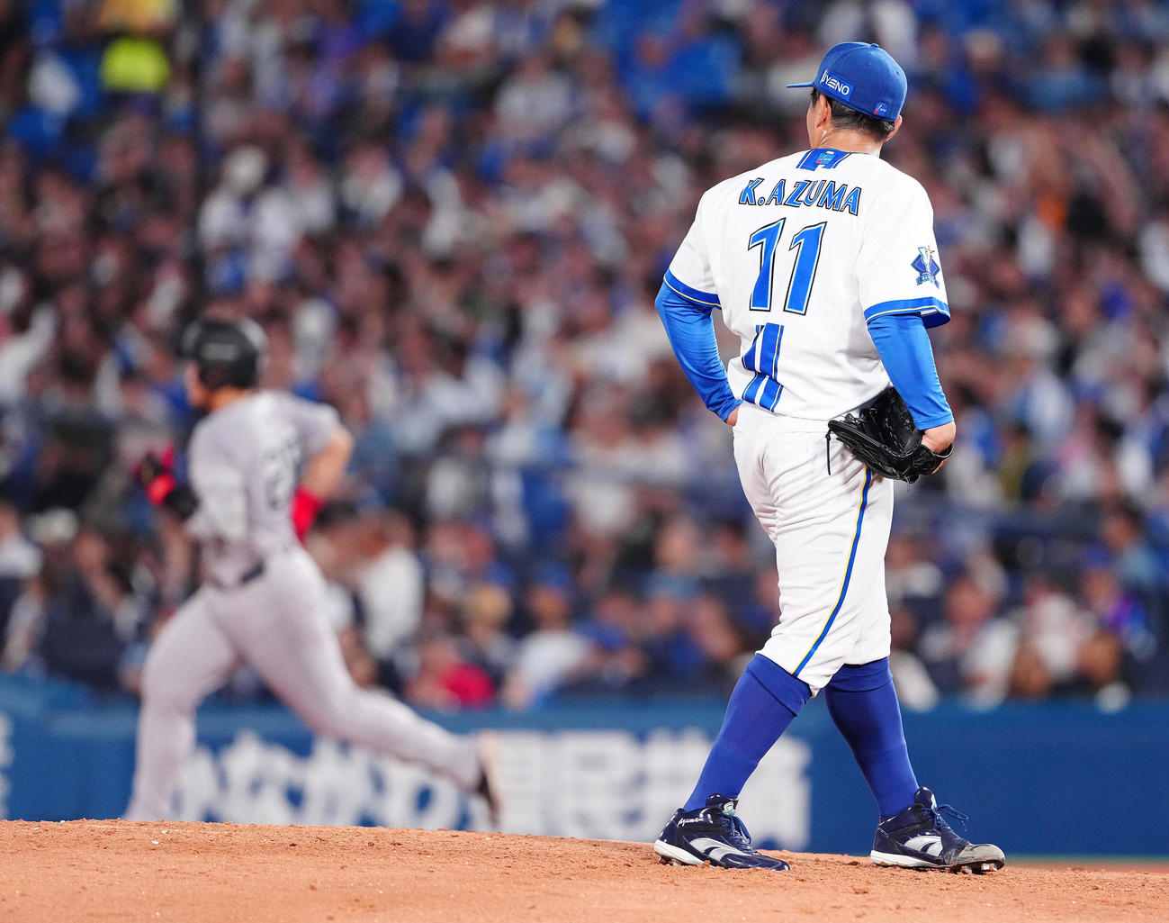 DeNA対巨人　5回表巨人無死一塁、岡本に右越え2点本塁打を浴びる東（撮影・鈴木みどり）