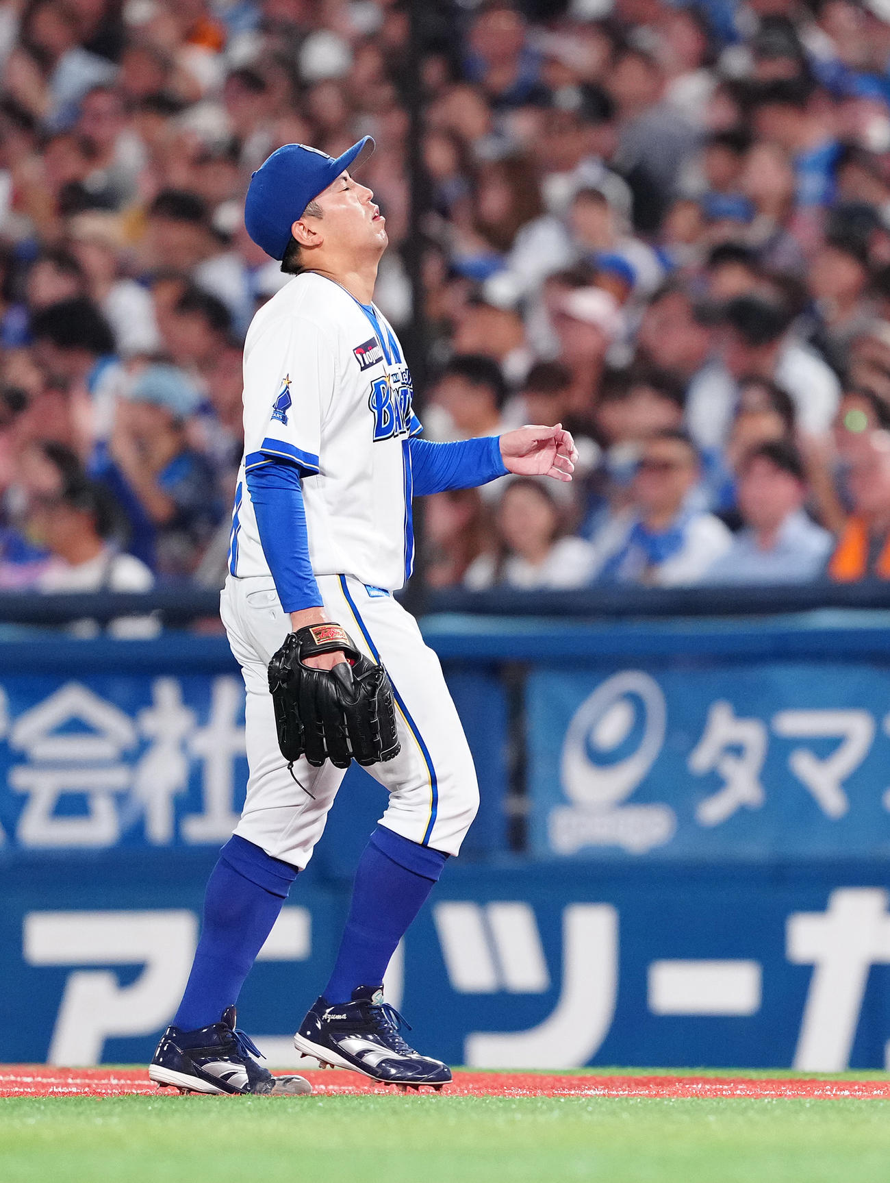 DeNA対巨人　5回表を終え、悔しげな表情でベンチへ戻るDeNA東（撮影・鈴木みどり）