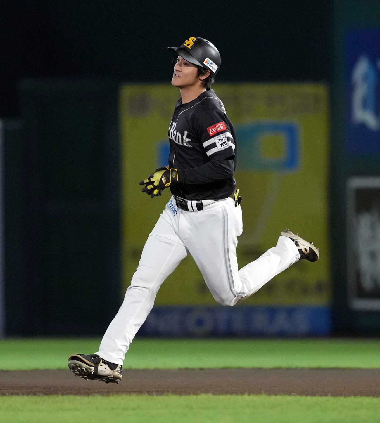楽天対ソフトバンク　6回表ソフトバンク1死一塁、中越えに2点本塁打を放った柳町（撮影・たえ見朱実）