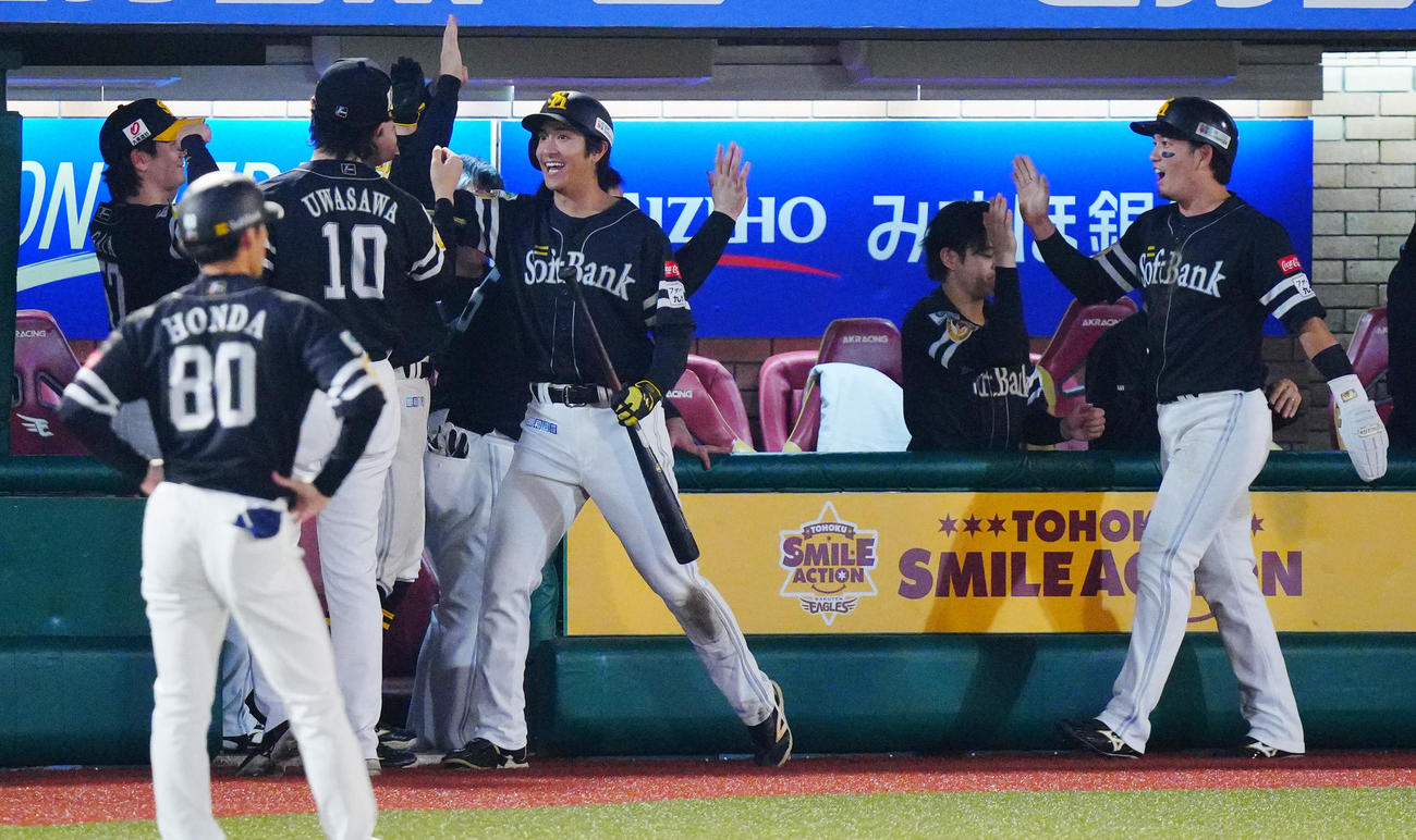 楽天対ソフトバンク　6回表ソフトバンク1死一塁、2点本塁打を放ちナインの出迎えを受ける柳町（左）と栗原（右）（撮影・垰建太）