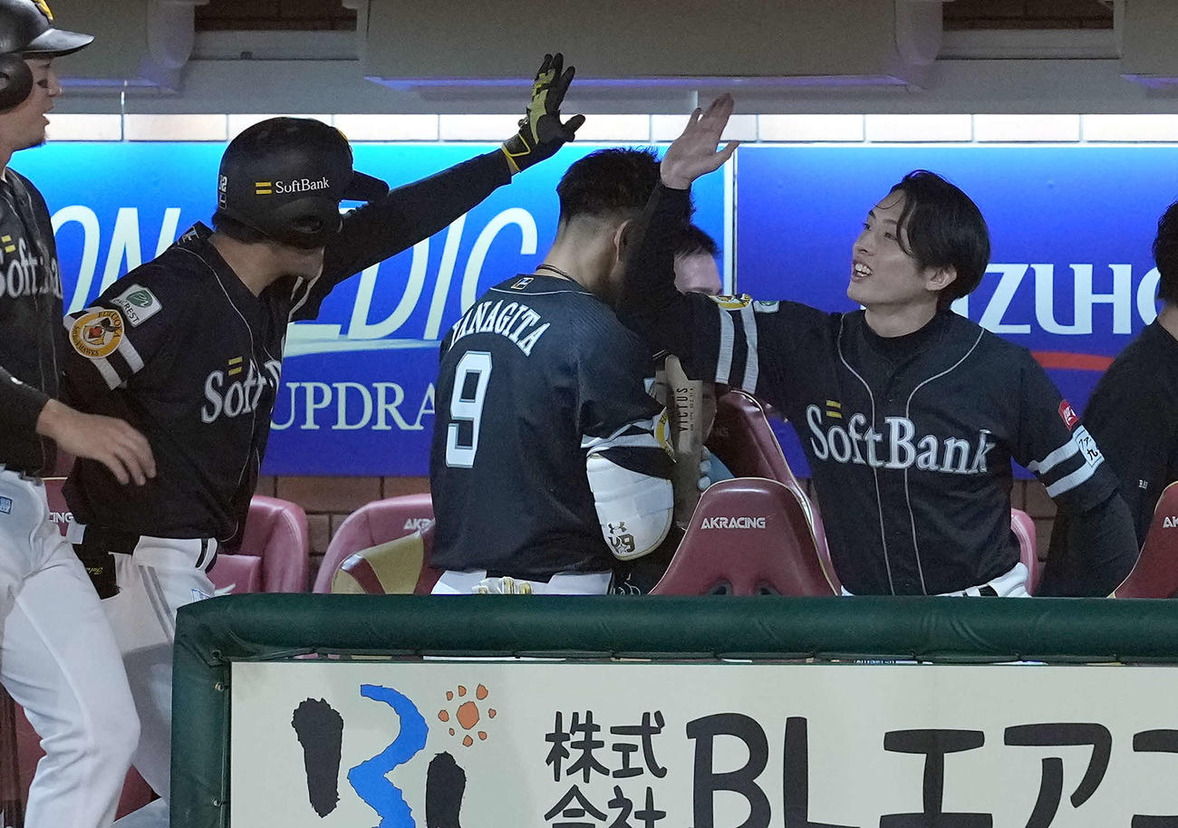 楽天対ソフトバンク　6回表ソフトバンク1死一塁、中越えに2点本塁打を放った柳町を迎える周東（撮影・たえ見朱実）