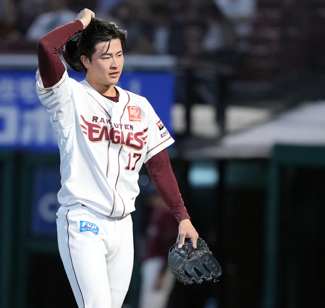 楽天対ソフトバンク　5回表、無失点に抑えホッと表情を見せる楽天先発の古謝（撮影・たえ見朱実）