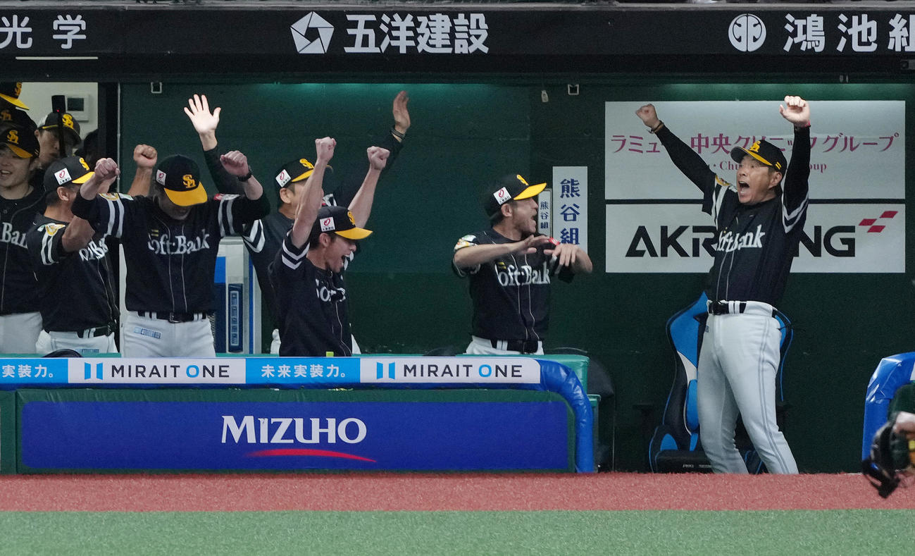 西武対ソフトバンク　リーグ連覇を果たしガッツポーズで喜ぶソフトバンク小久保監督（右端）（撮影・足立雅史）
