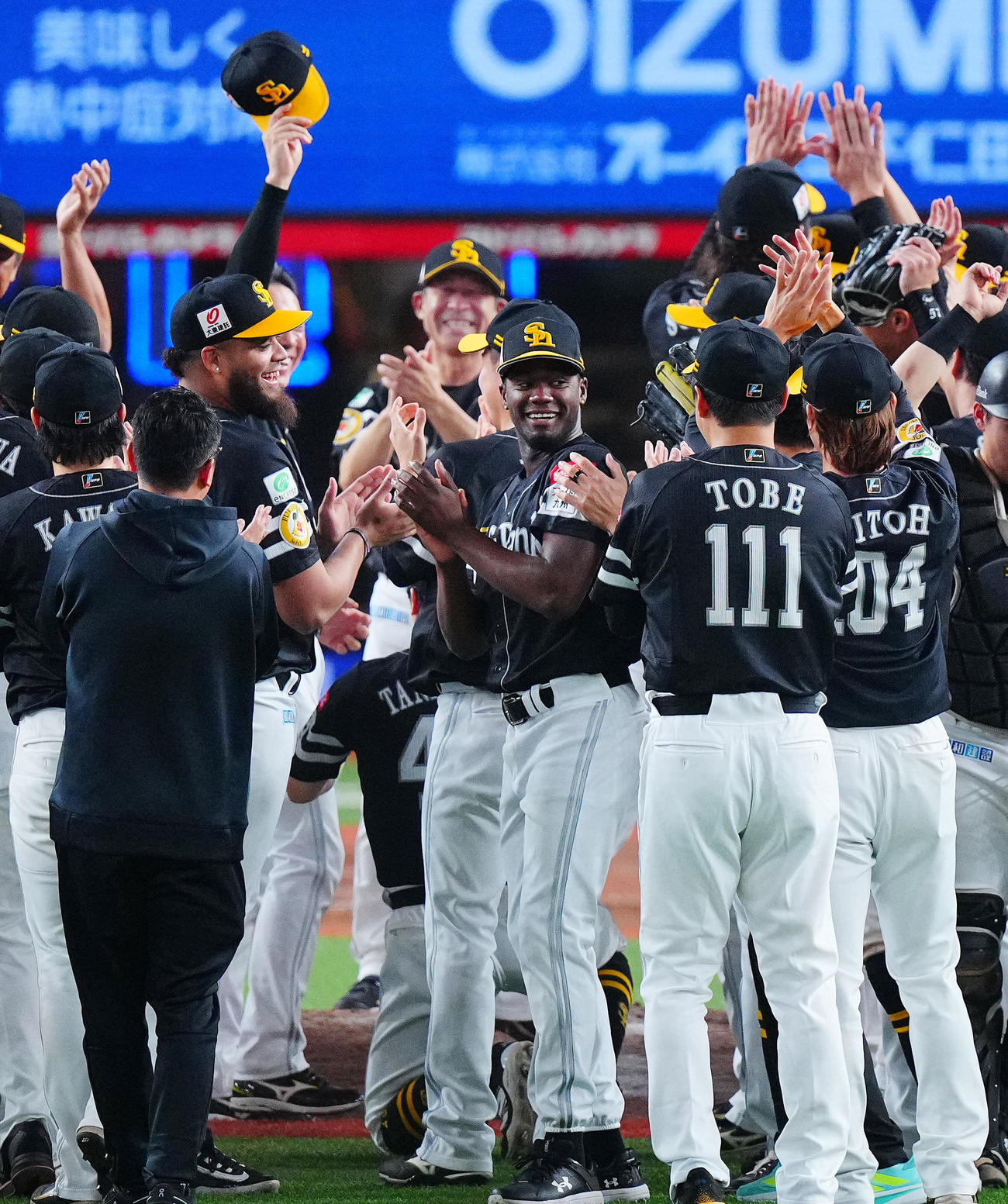 西武対ソフトバンク　優勝を決め歓喜の輪をつくるモイネロ（中央）らソフトバンクナイン（撮影・垰建太）