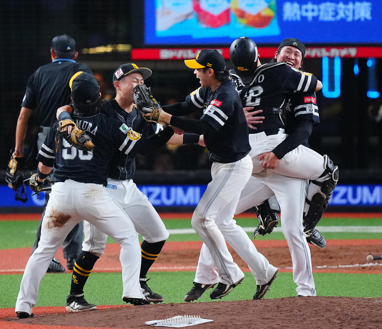 西武対ソフトバンク　優勝を決め歓喜の輪をつくる杉山（右端）らソフトバンクナイン（撮影・垰建太）