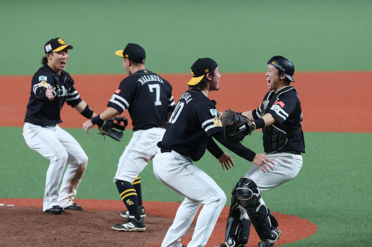 西武対ソフトバンク　優勝が決まり、海野（右）と喜ぶ杉山（右から2人目）。後ろは栗原（左）と中村（撮影・増田悦実）