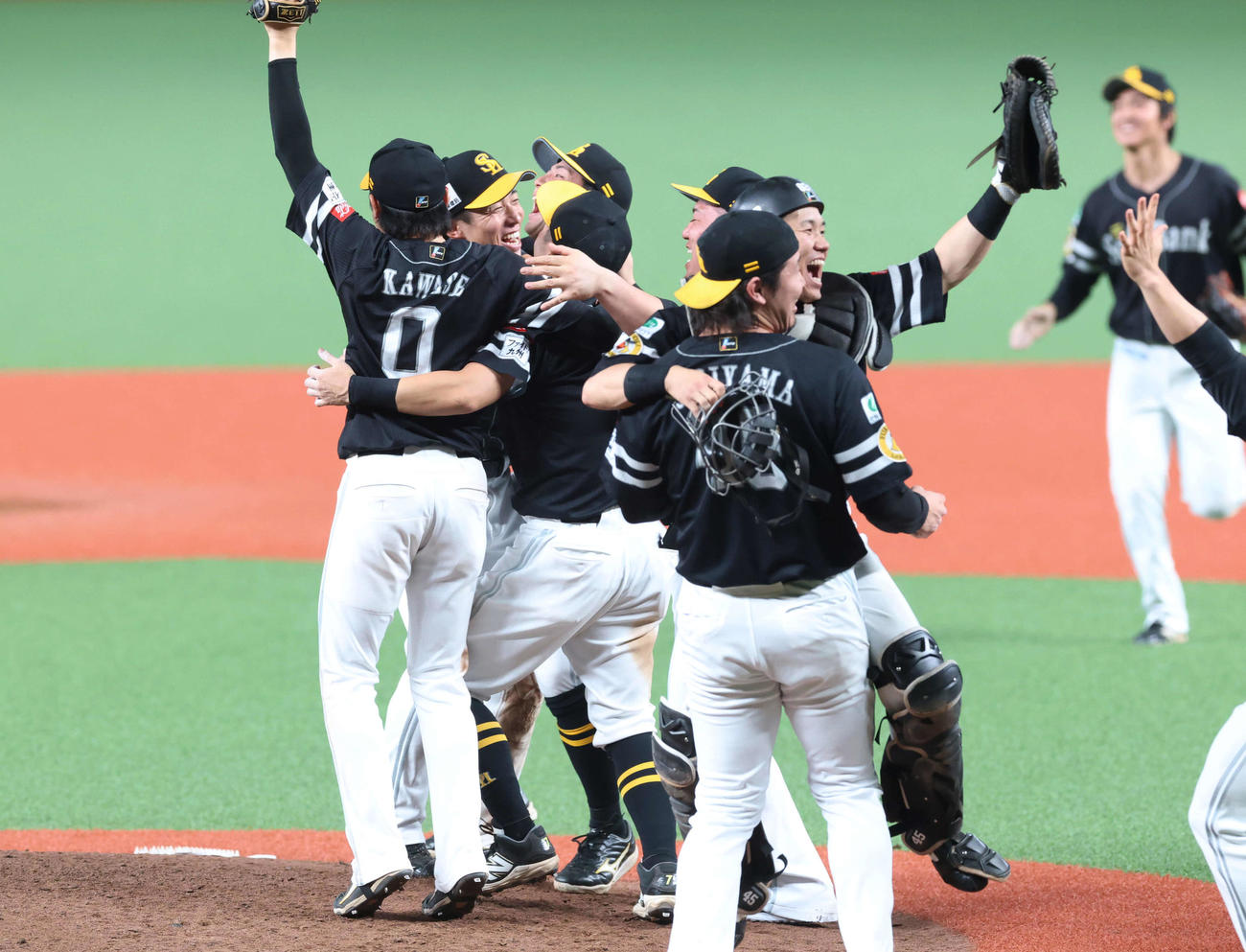 西武対ソフトバンク　優勝が決まり、マウンドに集まるソフトバンクナイン（撮影・増田悦実）