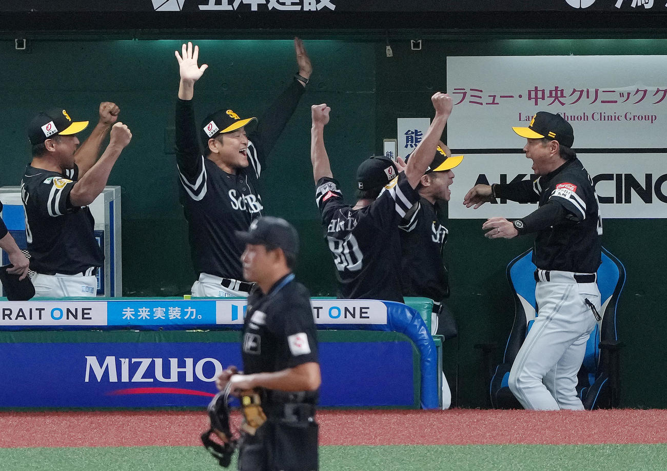 西武対ソフトバンク　リーグ連覇を果たし喜ぶソフトバンク小久保監督（右端）（撮影・足立雅史）