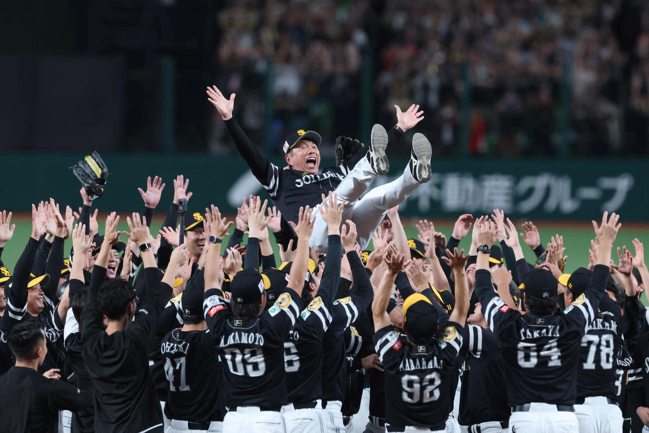 西武対ソフトバンク　優勝が決まり、胴上げされるソフトバンク小久保裕紀監督（撮影・増田悦実）