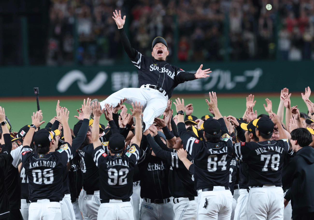 西武対ソフトバンク　優勝が決まり、胴上げされるソフトバンク小久保監督（撮影・増田悦実）