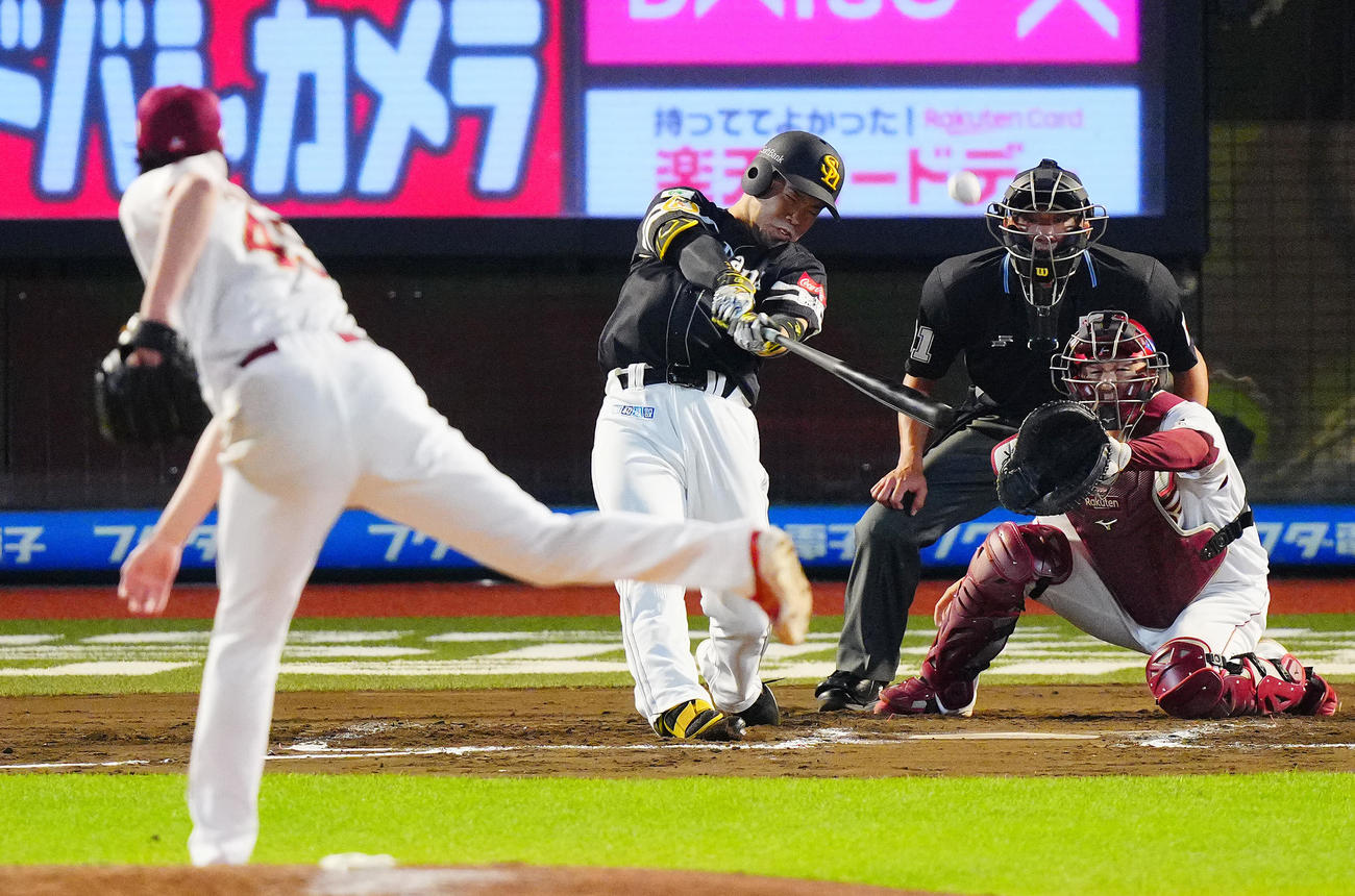 楽天対ソフトバンク　7回表ソフトバンク1死一塁、適時三塁打を放つ近藤。投手西垣（撮影・垰建太）