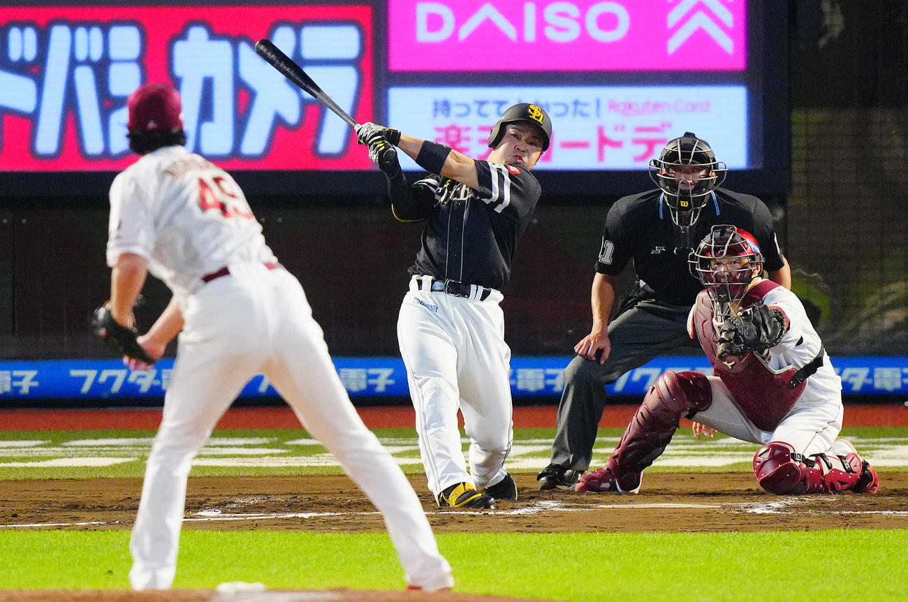 楽天対ソフトバンク　7回表ソフトバンク1死一塁、適時三塁打を放つ近藤。投手西垣（撮影・垰建太）