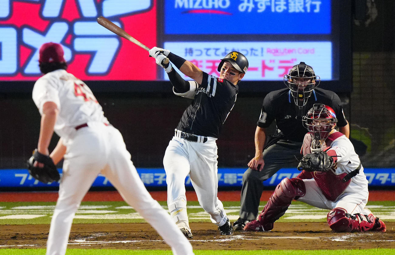 楽天対ソフトバンク　7回表ソフトバンク1死三塁、適時二塁打を放つ栗原。投手西垣（撮影・垰建太）