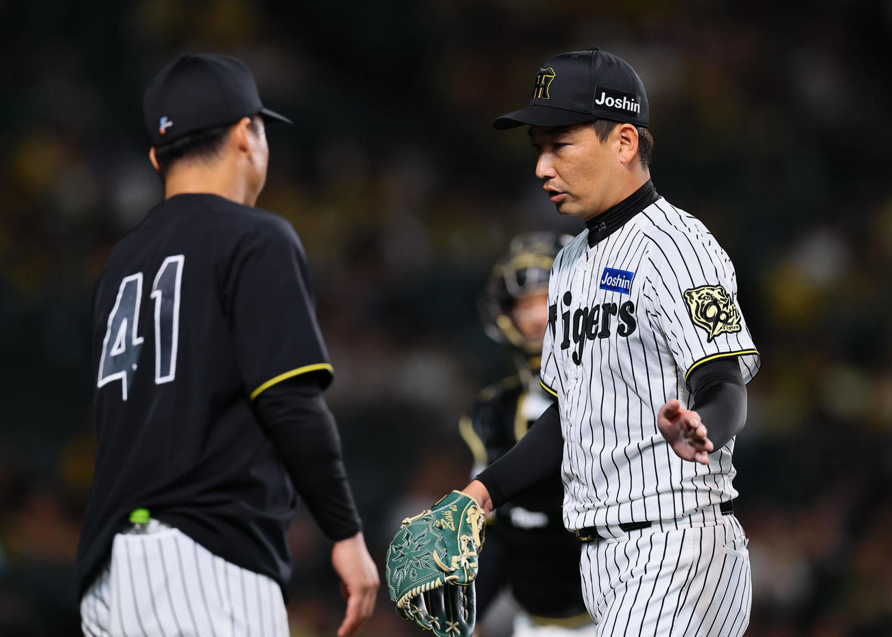 阪神対中日　8回を抑え、村上（左）とタッチを交わす岩崎（撮影・藤尾明華）