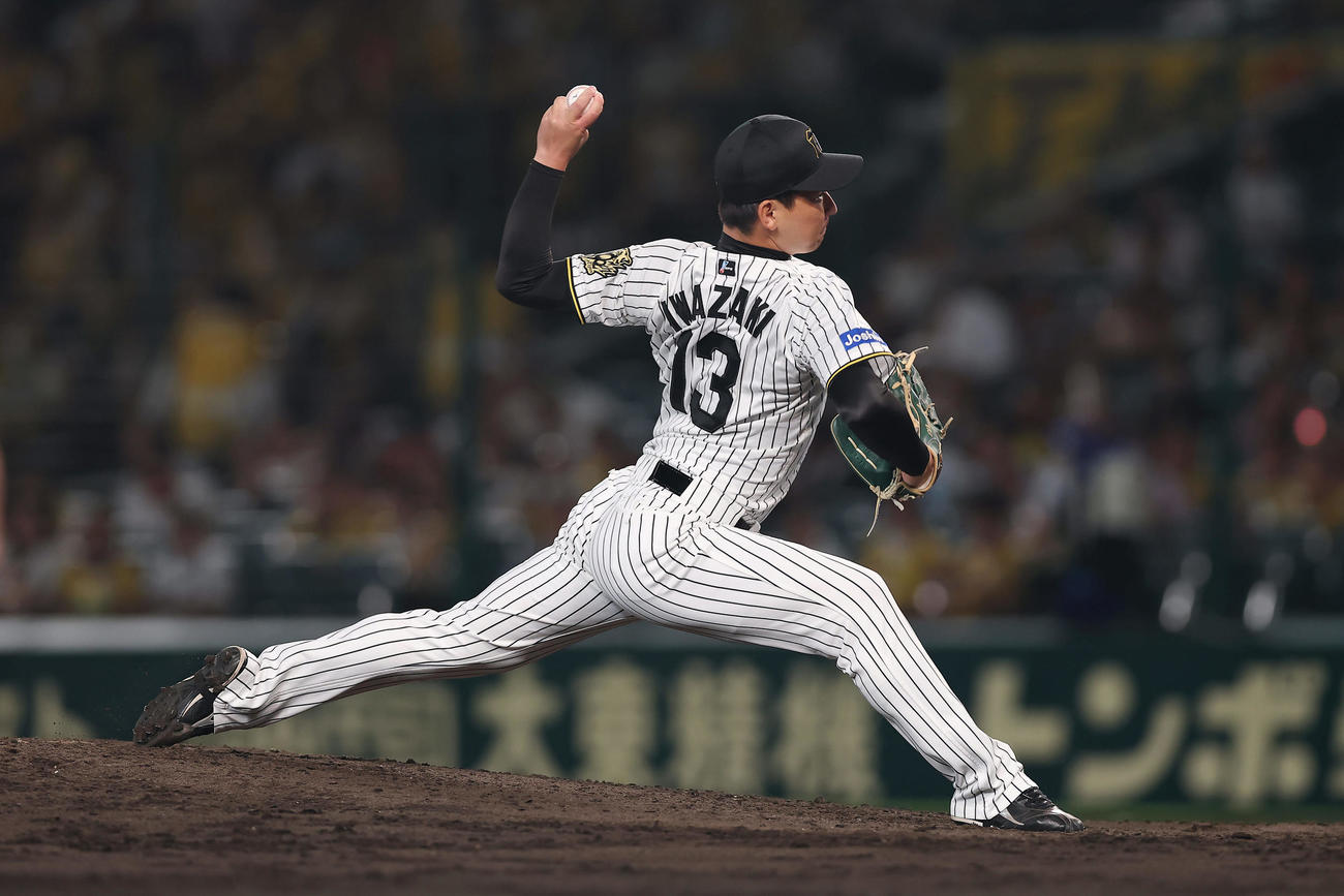 阪神対中日　阪神4番手の岩崎（撮影・前田充）