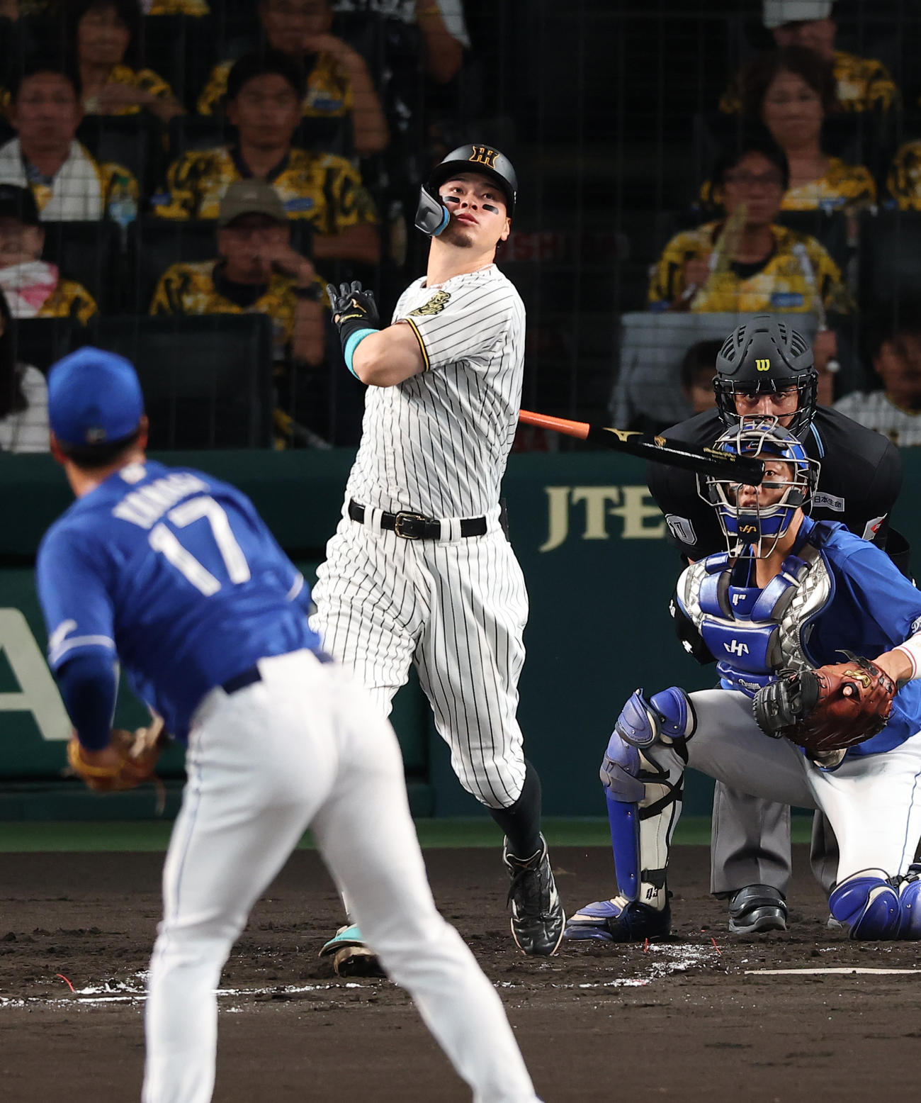 阪神対中日　1回裏阪神2死二塁、佐藤輝は先制適時打を放つ（撮影・上田博志）