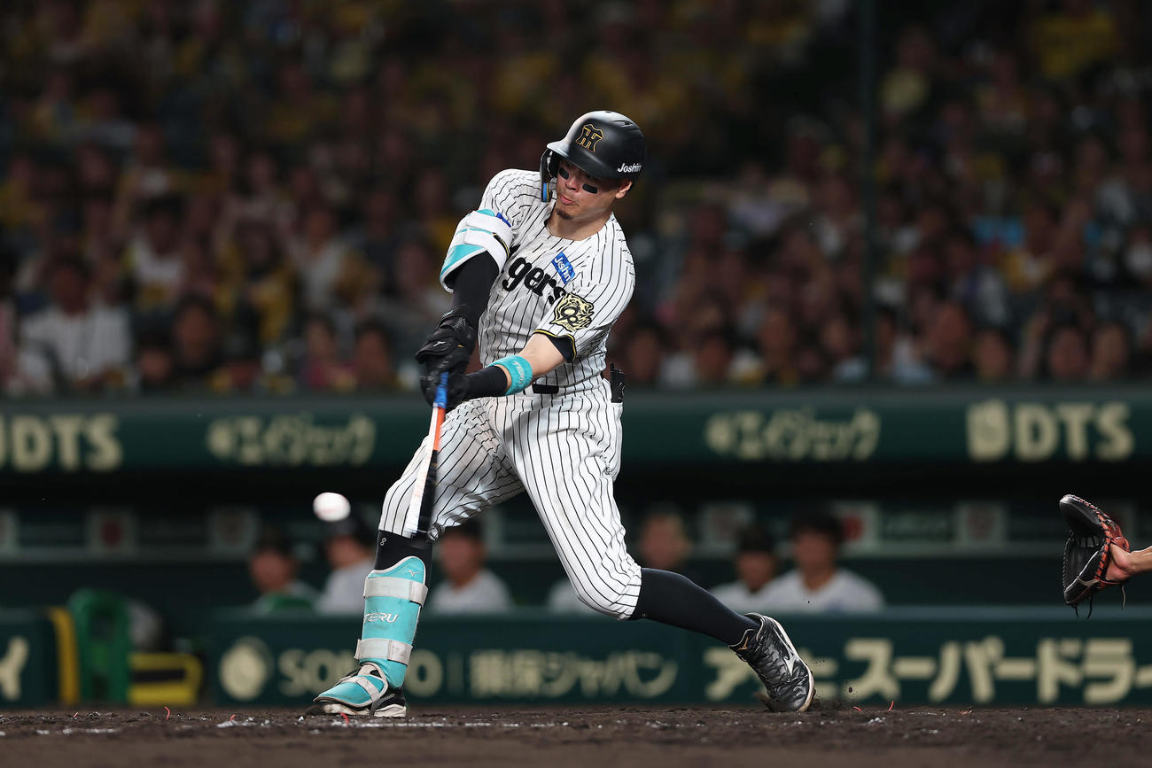 阪神対中日　5回裏阪神二塁、右前適時打を放つ佐藤輝（撮影・前田充）