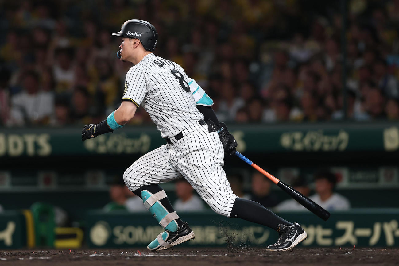 阪神対中日　5回裏阪神二塁、右前適時打を放つ佐藤輝（撮影・前田充）