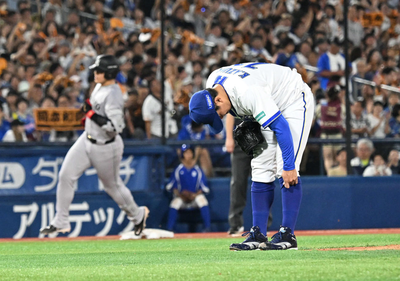 DeNA対巨人　5回表巨人無死一塁、岡本（左）に同点となる2点本塁打を浴びた東（撮影・千葉一成）