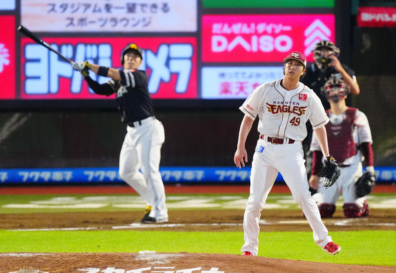 楽天対ソフトバンク　7回表ソフトバンク1死一塁、近藤に適時三塁打を許す西垣（撮影・垰建太）