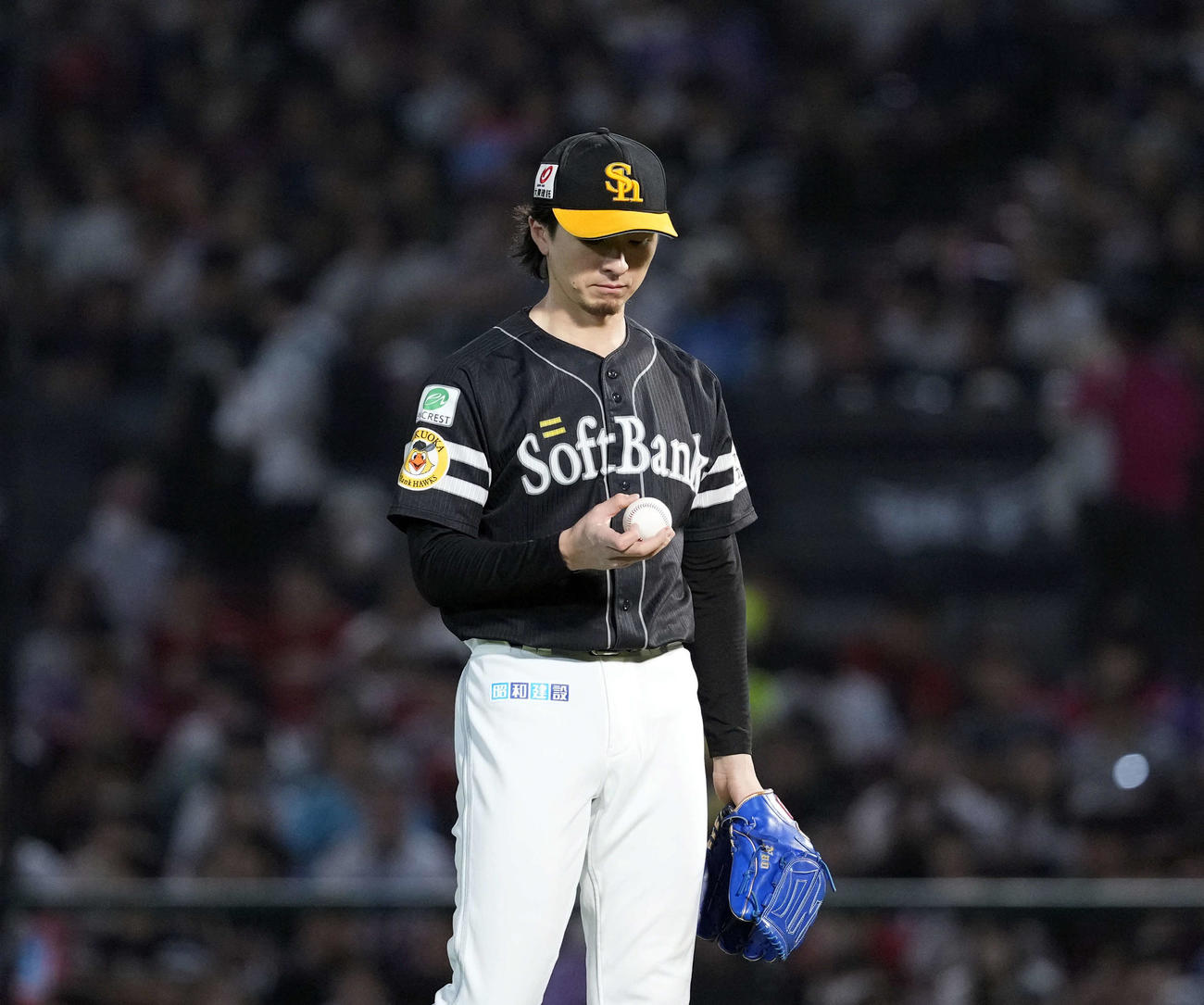 楽天対ソフトバンク　4回表、ボール見つめるソフトバンクの先発上沢（撮影・たえ見朱実）