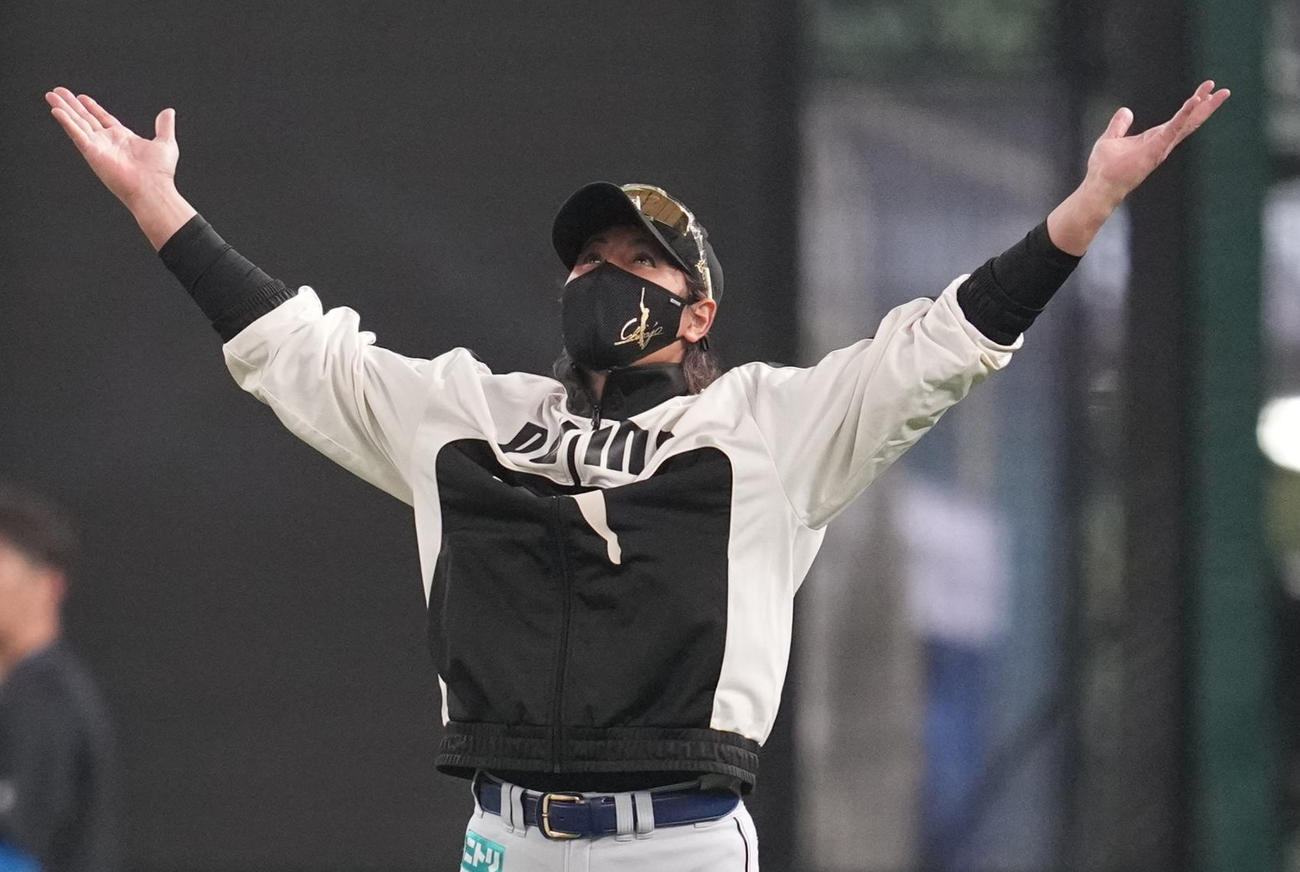 西武対日本ハム　練習中オーバーアクションの日本ハム新庄監督（撮影・井上学)