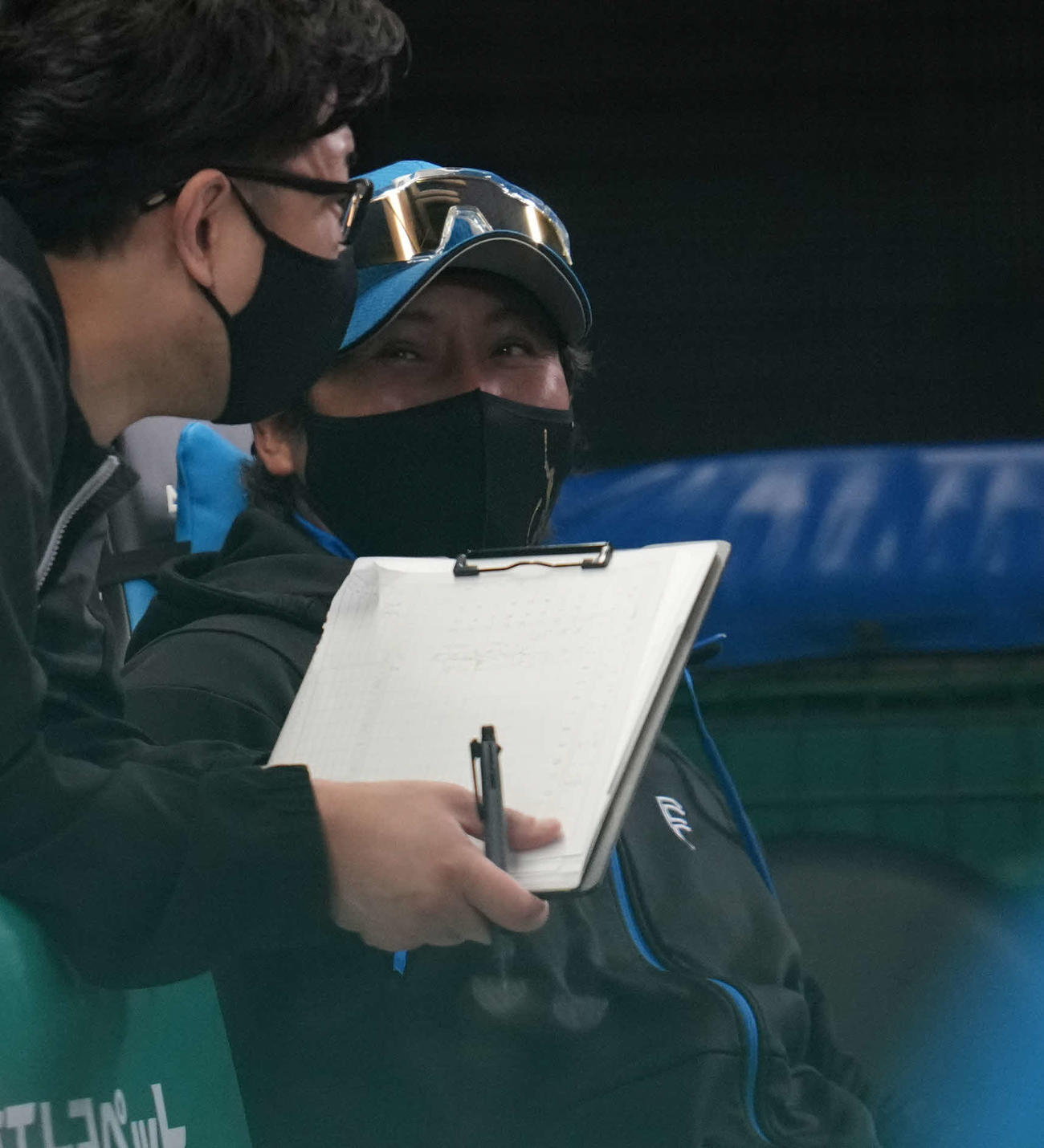 西武対日本ハム　3回、笑顔の日本ハム新庄監督（撮影・井上学）