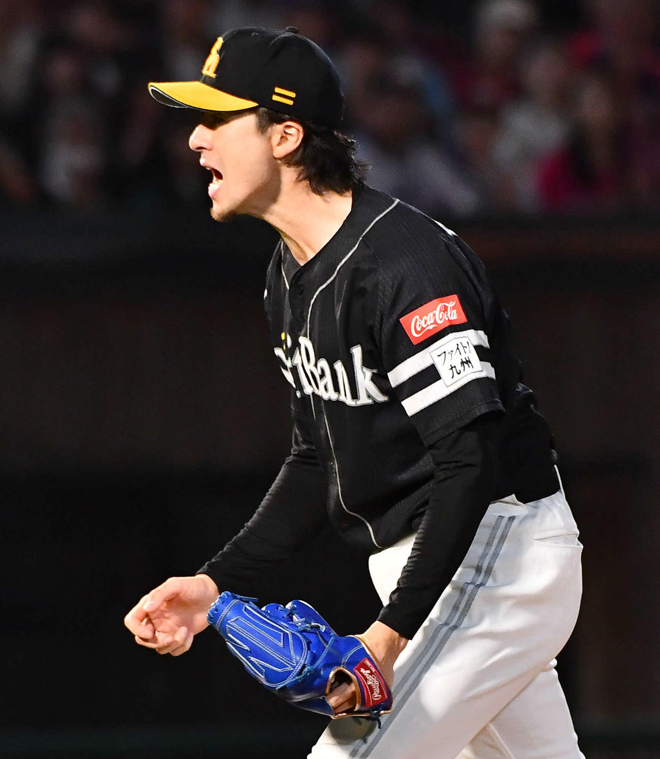 楽天対ソフトバンク　4回裏楽天2死二、三塁、中島を空振り三振に抑え、雄たけびをあげる上沢（撮影・岩下翔太）
