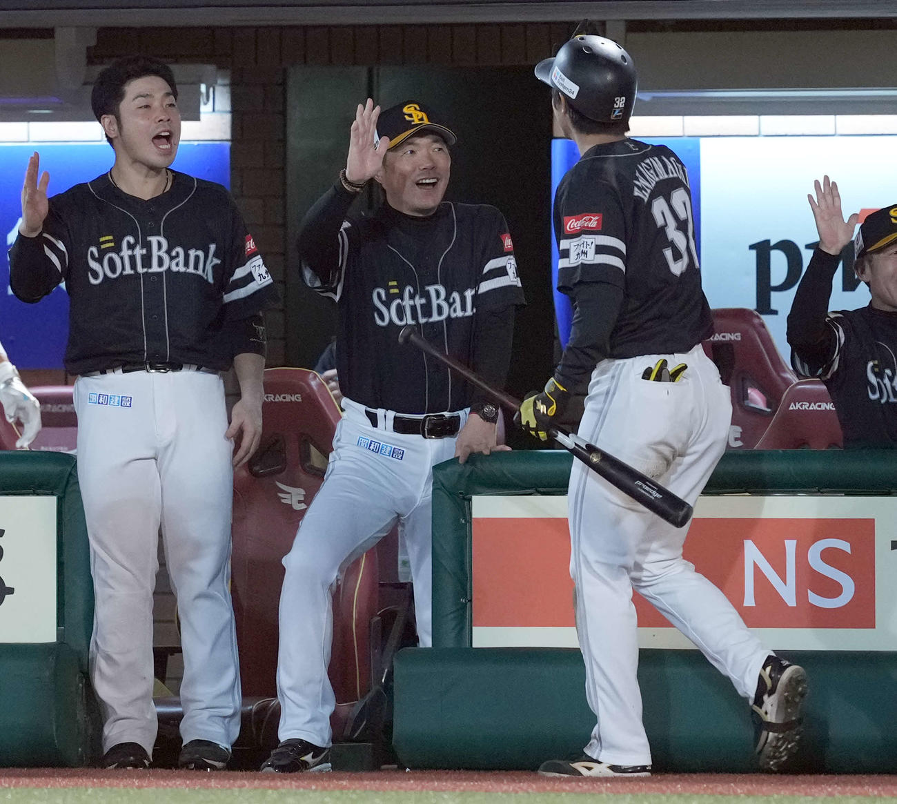 楽天対ソフトバンク　6回表ソフトバンク1死一塁、中越えに2点本塁打を放った柳町を迎える小久保監督（撮影・たえ見朱実）