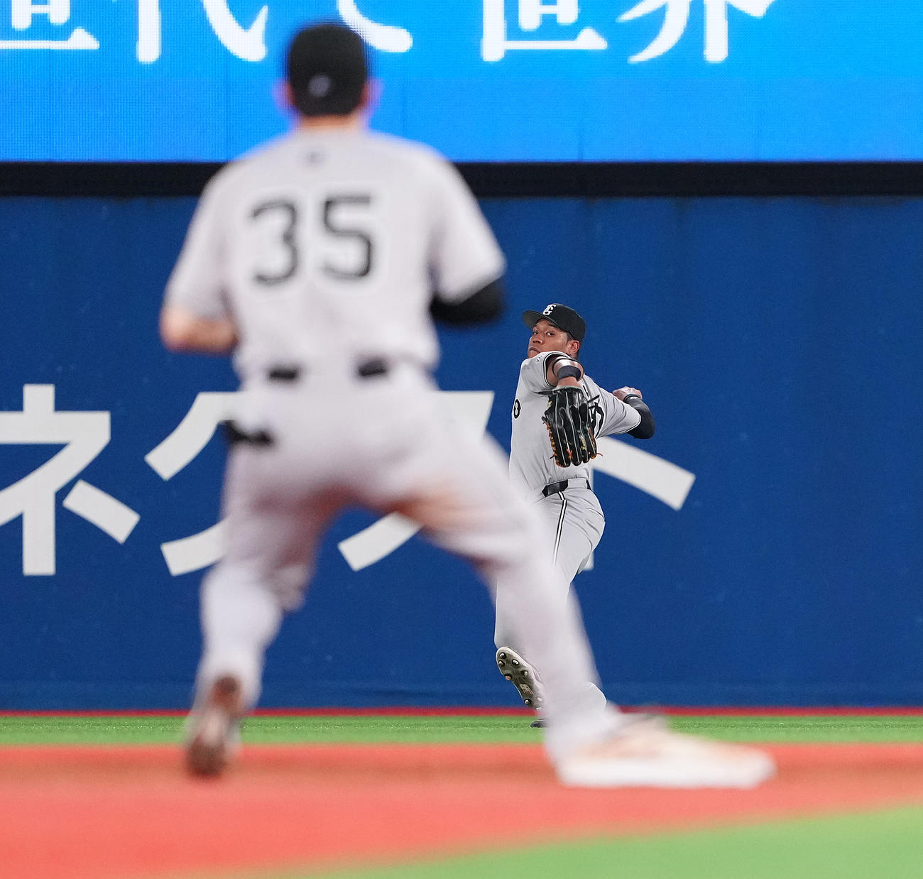 DeNA対巨人　7回裏DeNA無死一、二塁、山本の打球を悪送球する右翼手オコエ（撮影・鈴木みどり）