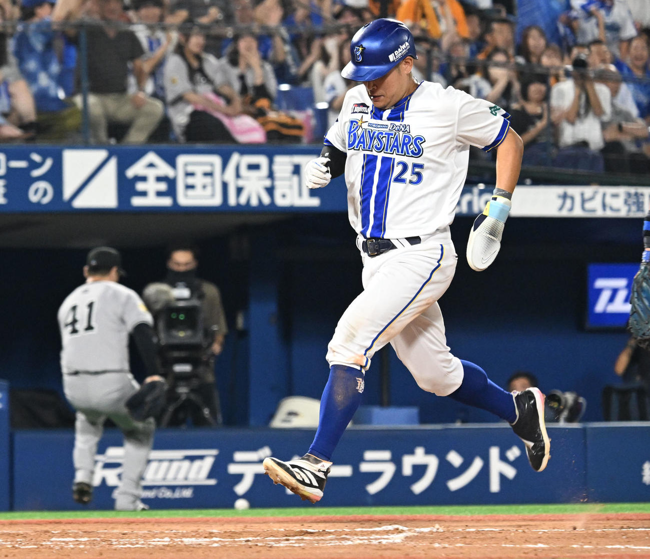 DeNA対巨人　7回DeNA無死一二塁、山本の右前打で返球がそれる間に勝ち越しの生還を果たす二走筒香（撮影・千葉一成）