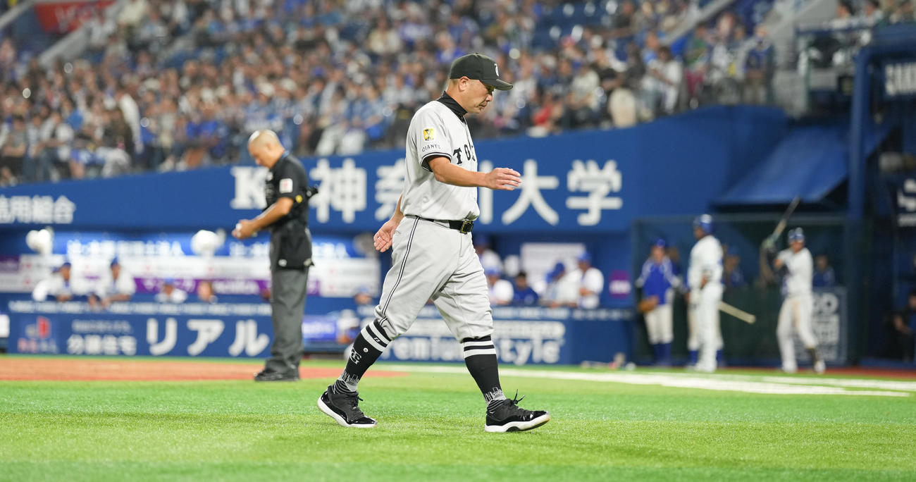 DeNA対巨人　7回裏、マウンドでナインに声をかけた後、うつむきながらベンチへ戻る巨人阿部監督（撮影・鈴木みどり）