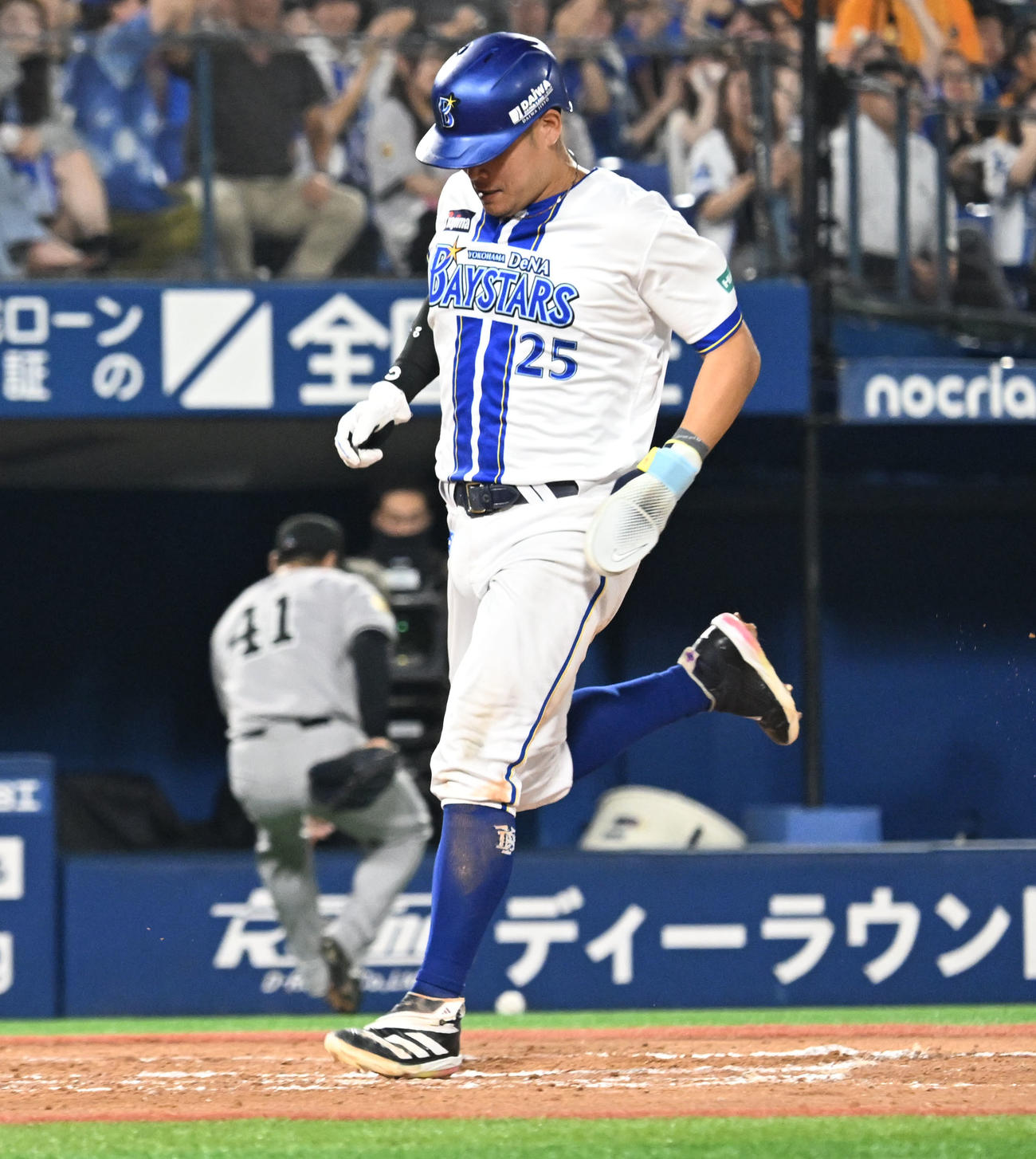 DeNA対巨人　7回DeNA無死一二塁、山本の右前打で返球がそれる間に勝ち越しの生還を果たす二走筒香（撮影・千葉一成）