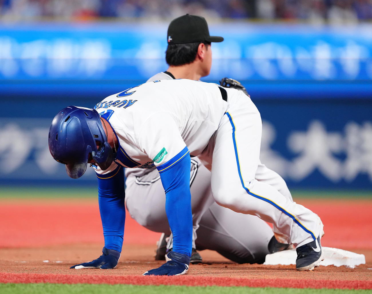 DeNA対巨人　7回裏DeNA無死一、二塁、右翼手オコエの悪送球で三進を試みるもアウトとなる一塁走者オースティン（撮影・鈴木みどり）