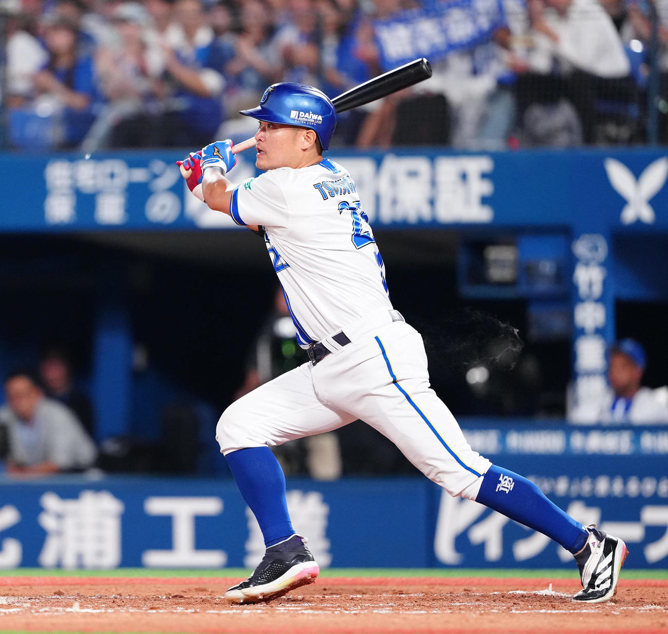 DeNA対巨人　2回裏DeNA2死二、三塁、左2点適時打を放つ筒香（撮影・鈴木みどり）