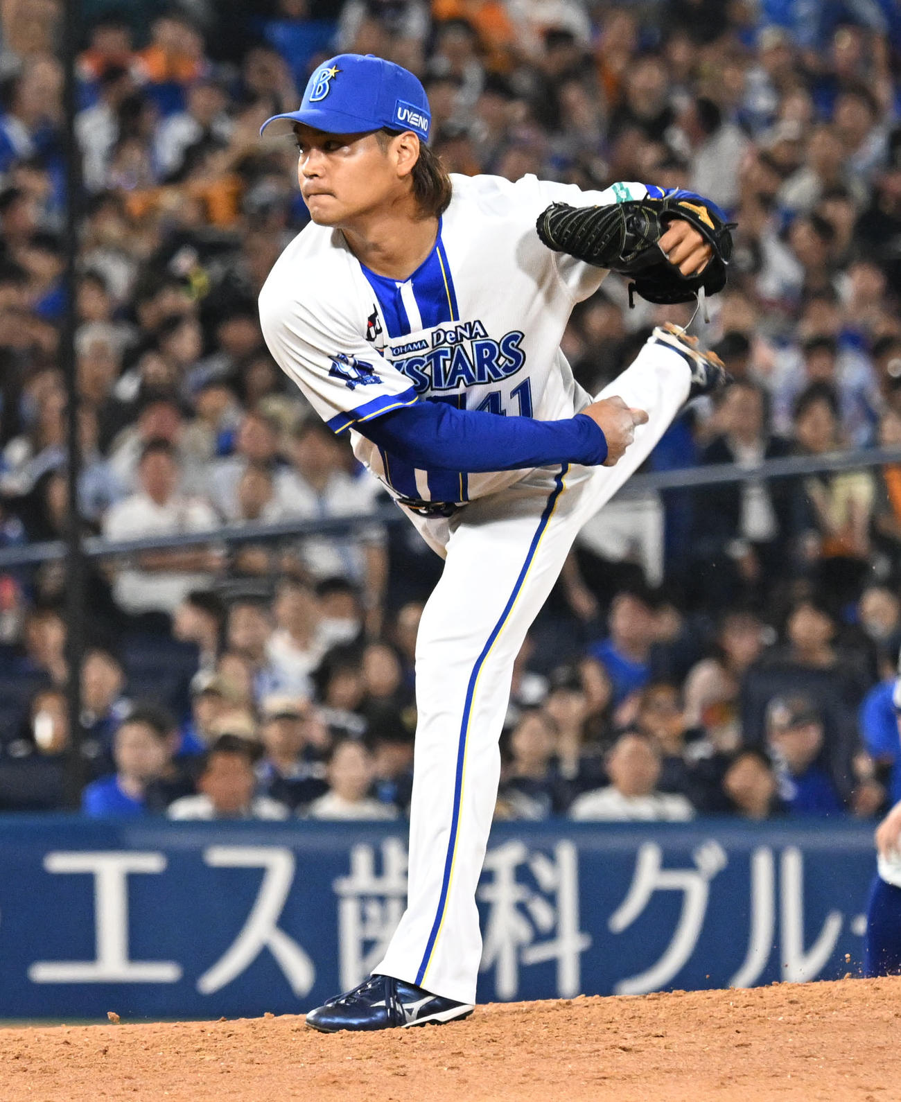 DeNA対巨人　6回途中、2番手で登板するDeNA佐々木（撮影・千葉一成）