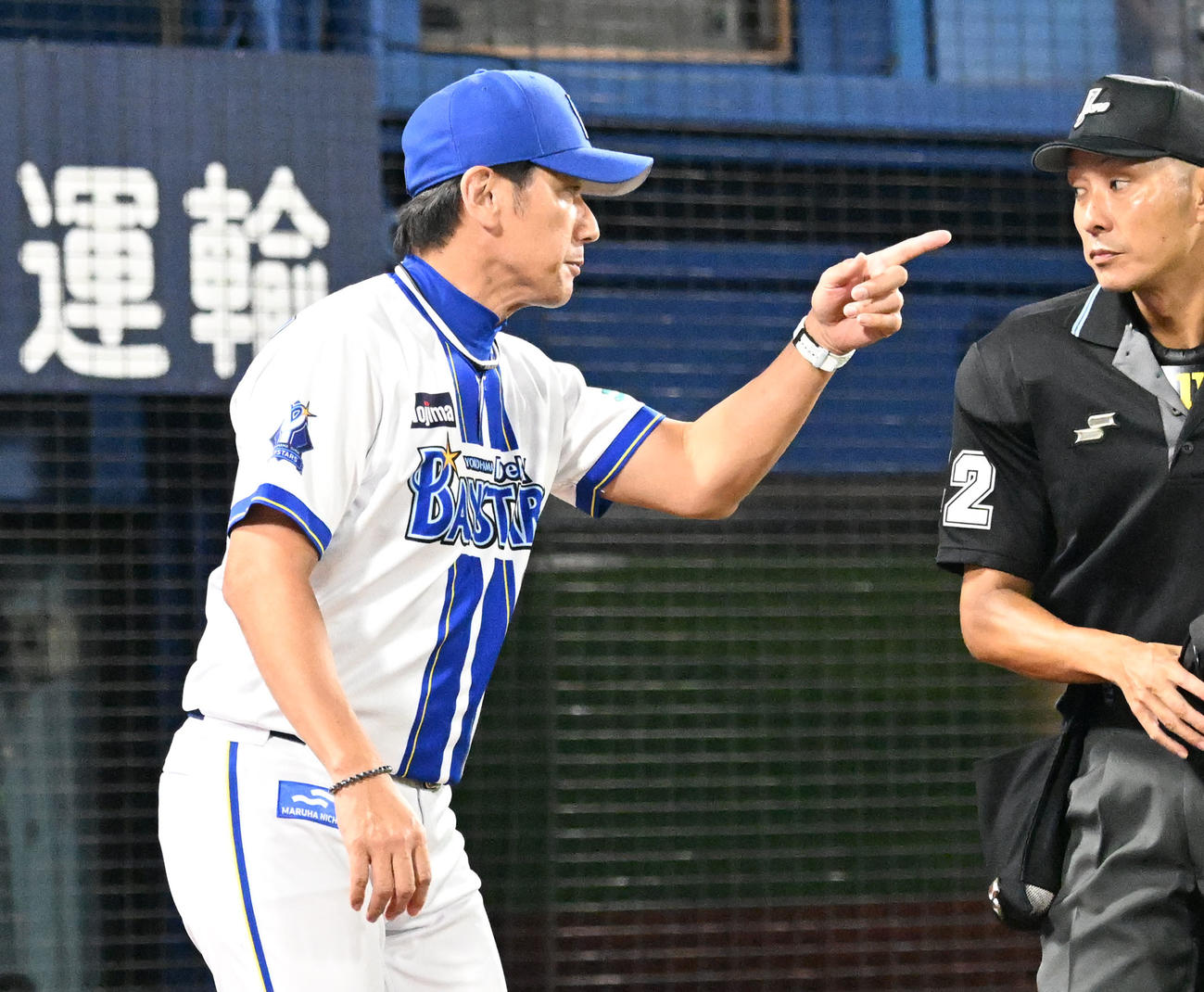 DeNA対巨人　6回表巨人無死、球審に投手交代告げる三浦監督（撮影・千葉一成）