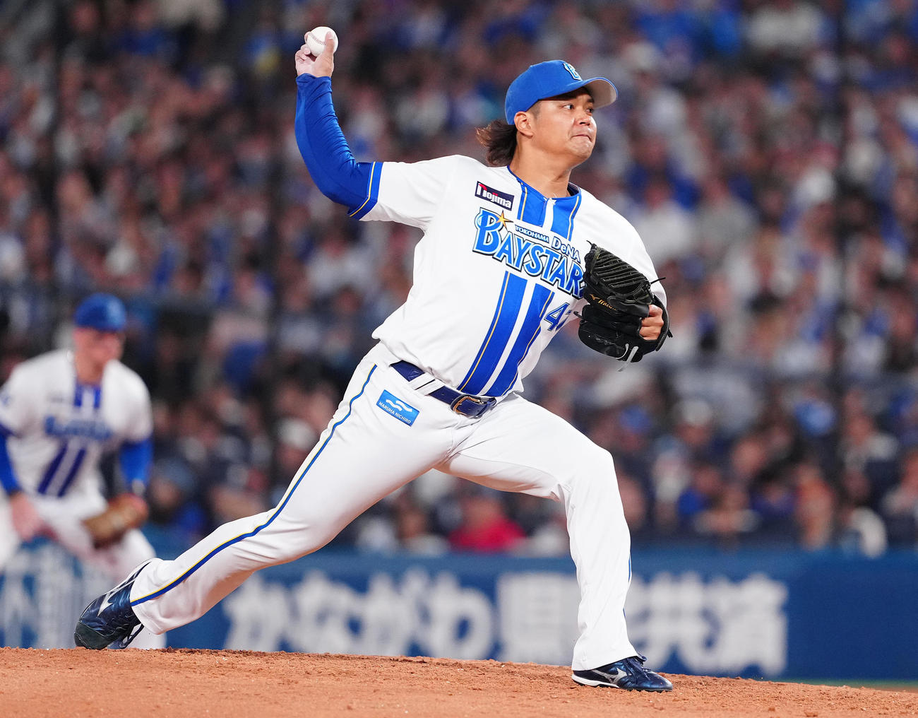 DeNA対巨人　6回表途中から2番手で登板するDeNA佐々木（撮影・鈴木みどり）